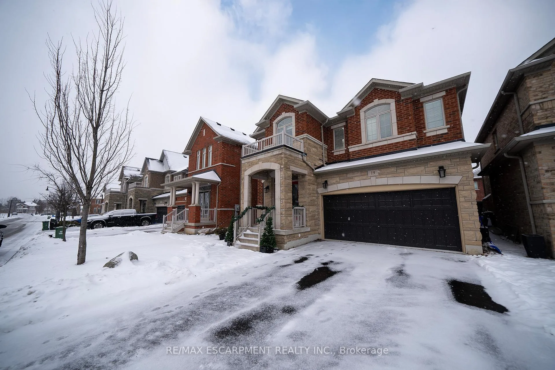 Photo 2 of 19 Humphrey Street, Hamilton, Waterdown — HOMEH