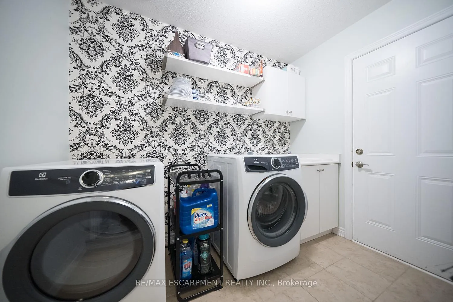 Photo 8 of 19 Humphrey Street, Hamilton, Waterdown — HOMEH