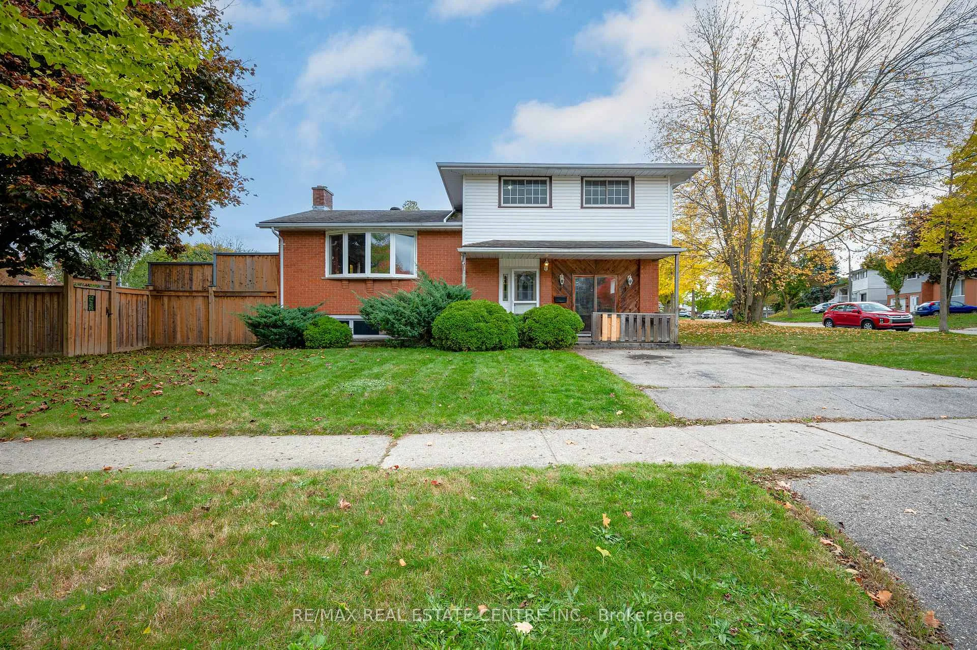 Photo 2 of 18 Kingston Crescent, Kitchener — HOMEH