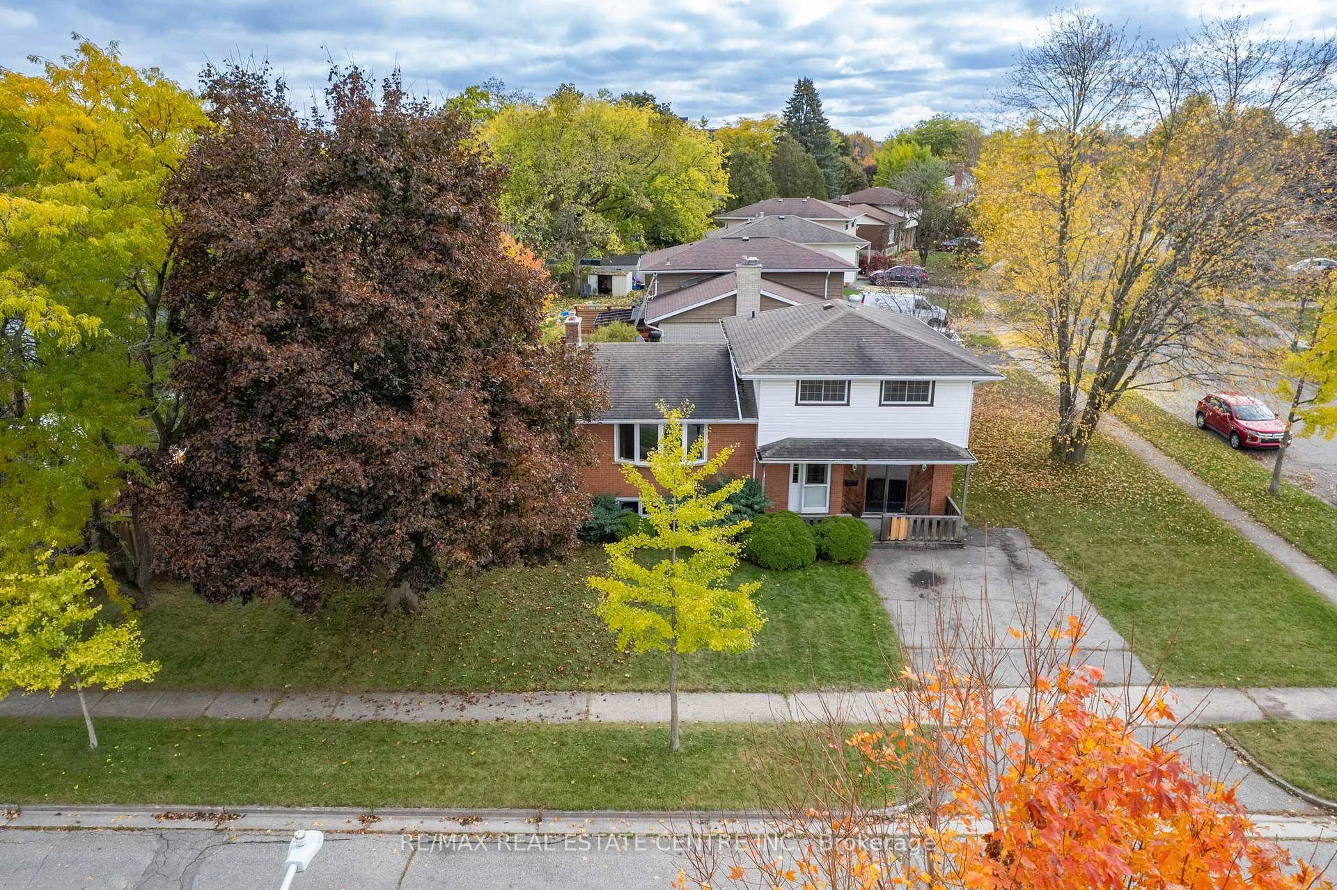 Photo 3 of 18 Kingston Crescent, Kitchener — HOMEH