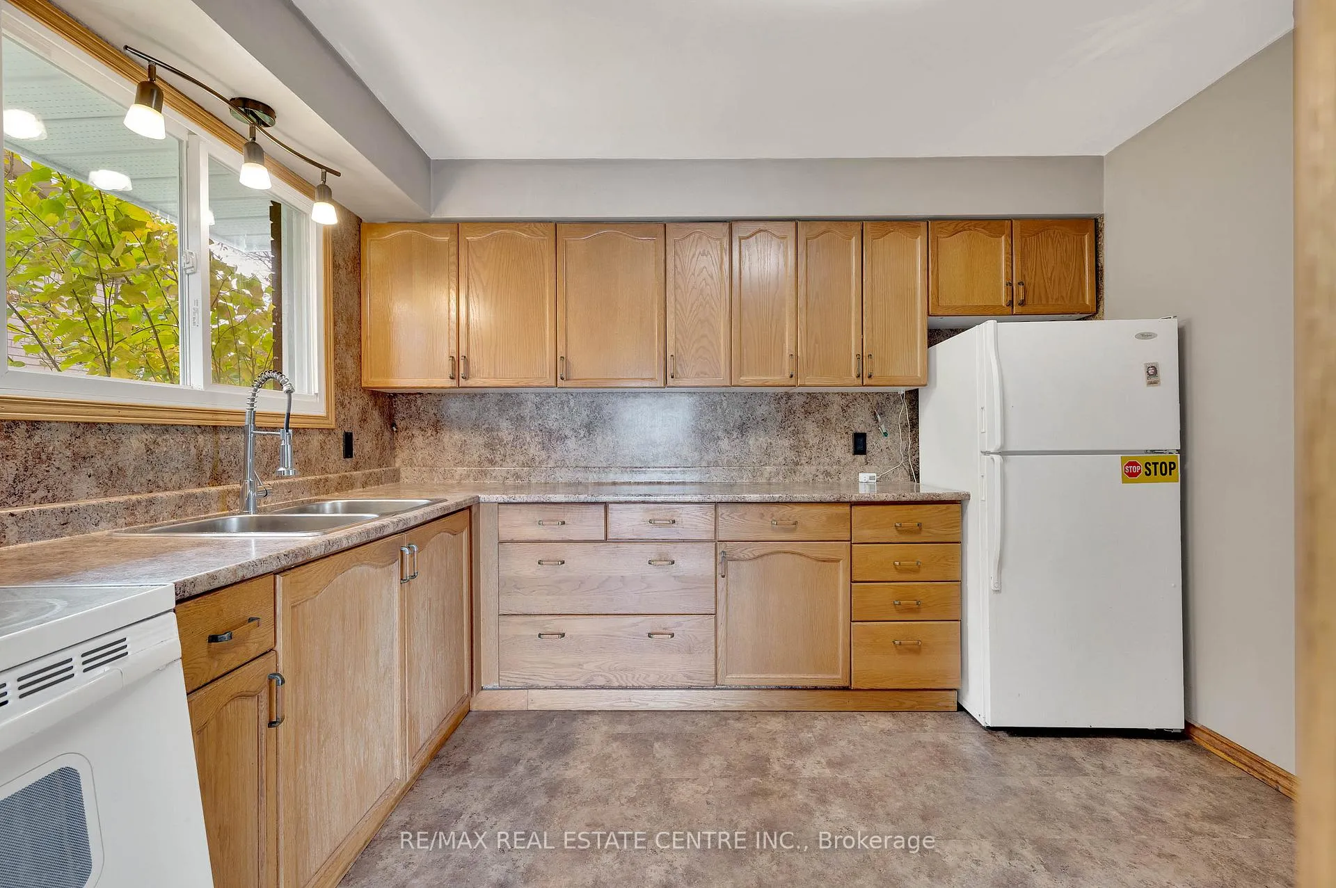 Photo 8 of 18 Kingston Crescent, Kitchener — HOMEH