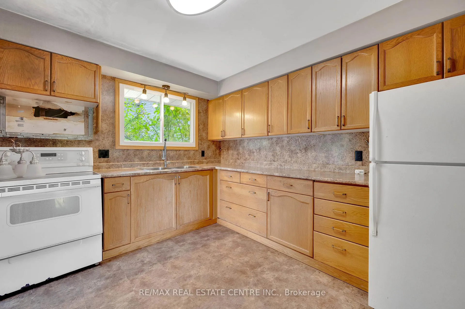 Photo 9 of 18 Kingston Crescent, Kitchener — HOMEH