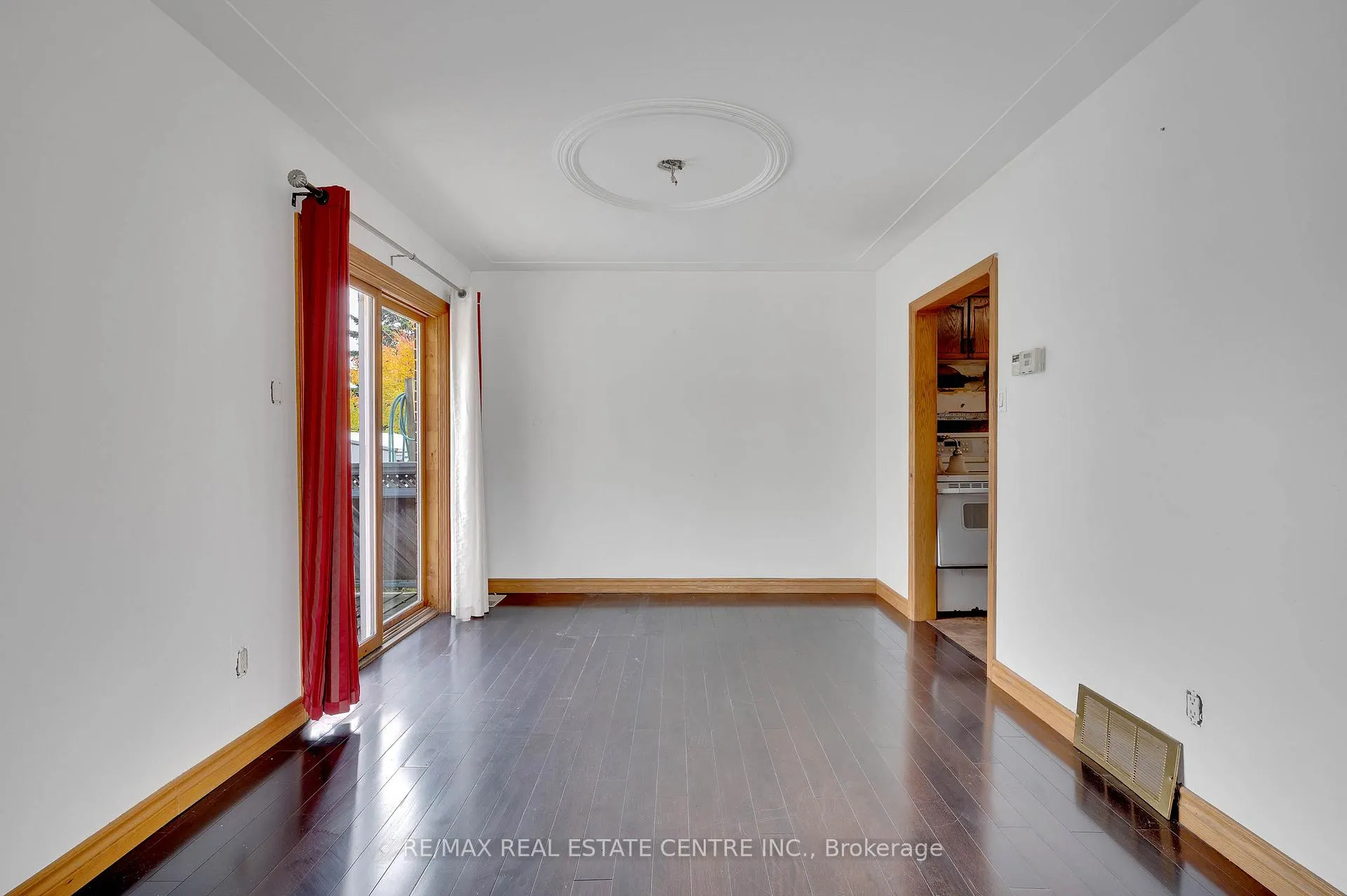 Photo 10 of 18 Kingston Crescent, Kitchener — HOMEH