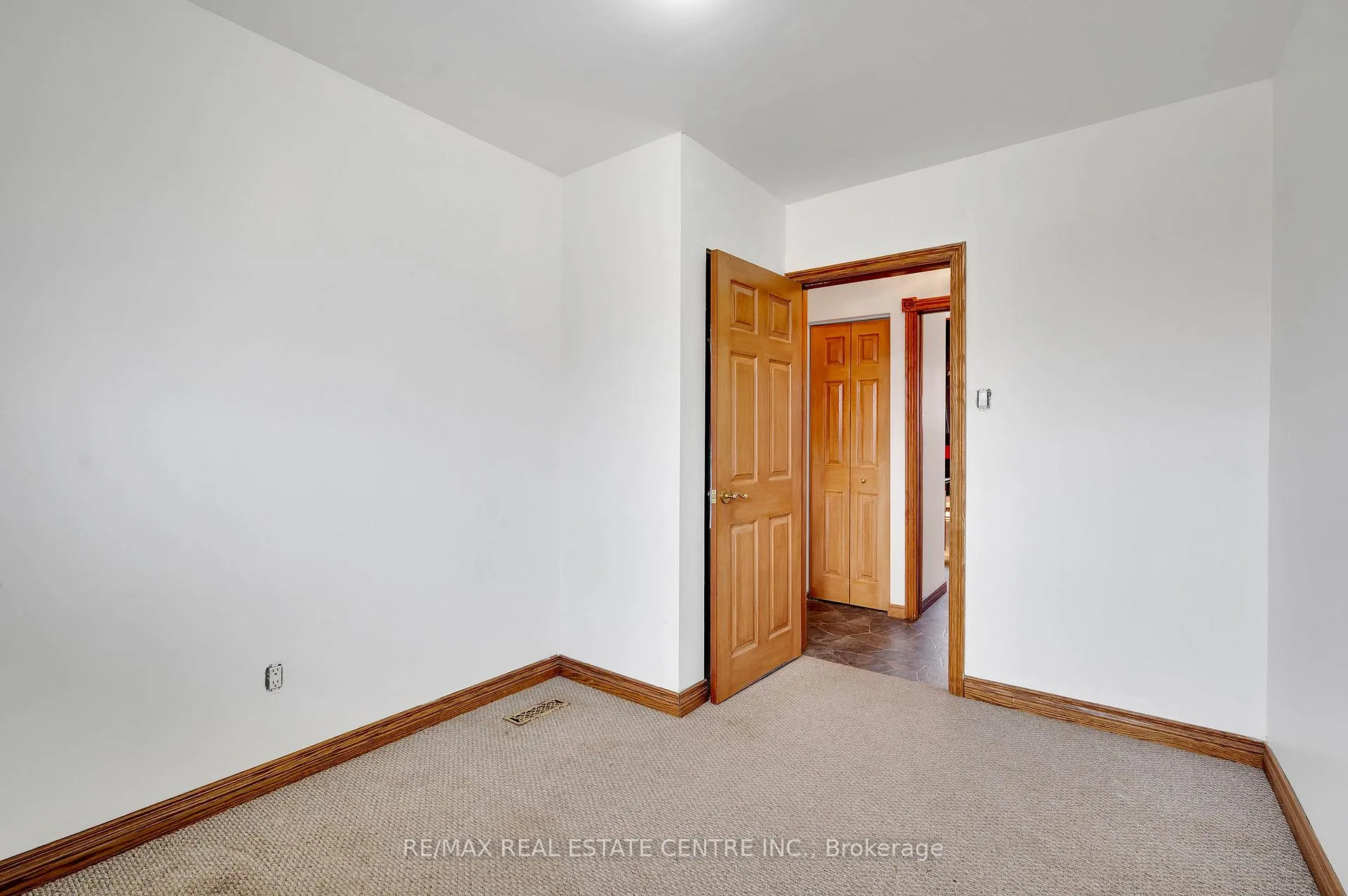Photo 23 of 18 Kingston Crescent, Kitchener — HOMEH