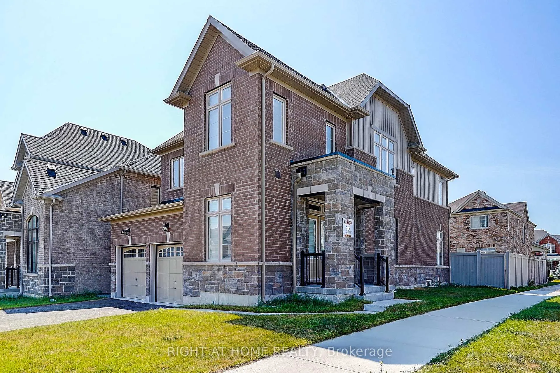 Photo 2 of 35 Bostock Drive, Georgina, Keswick South — HOMEH