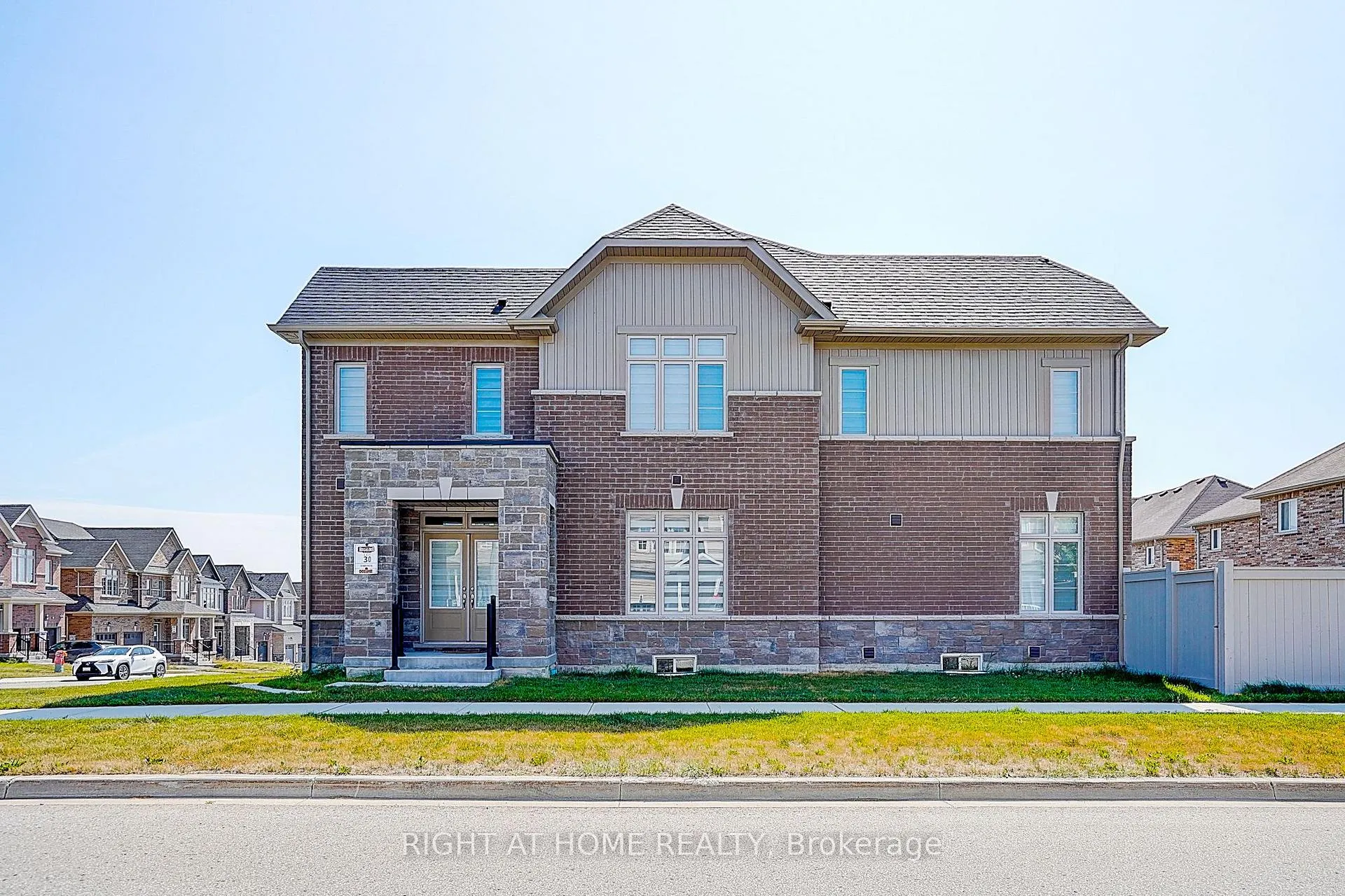 Photo 3 of 35 Bostock Drive, Georgina, Keswick South — HOMEH