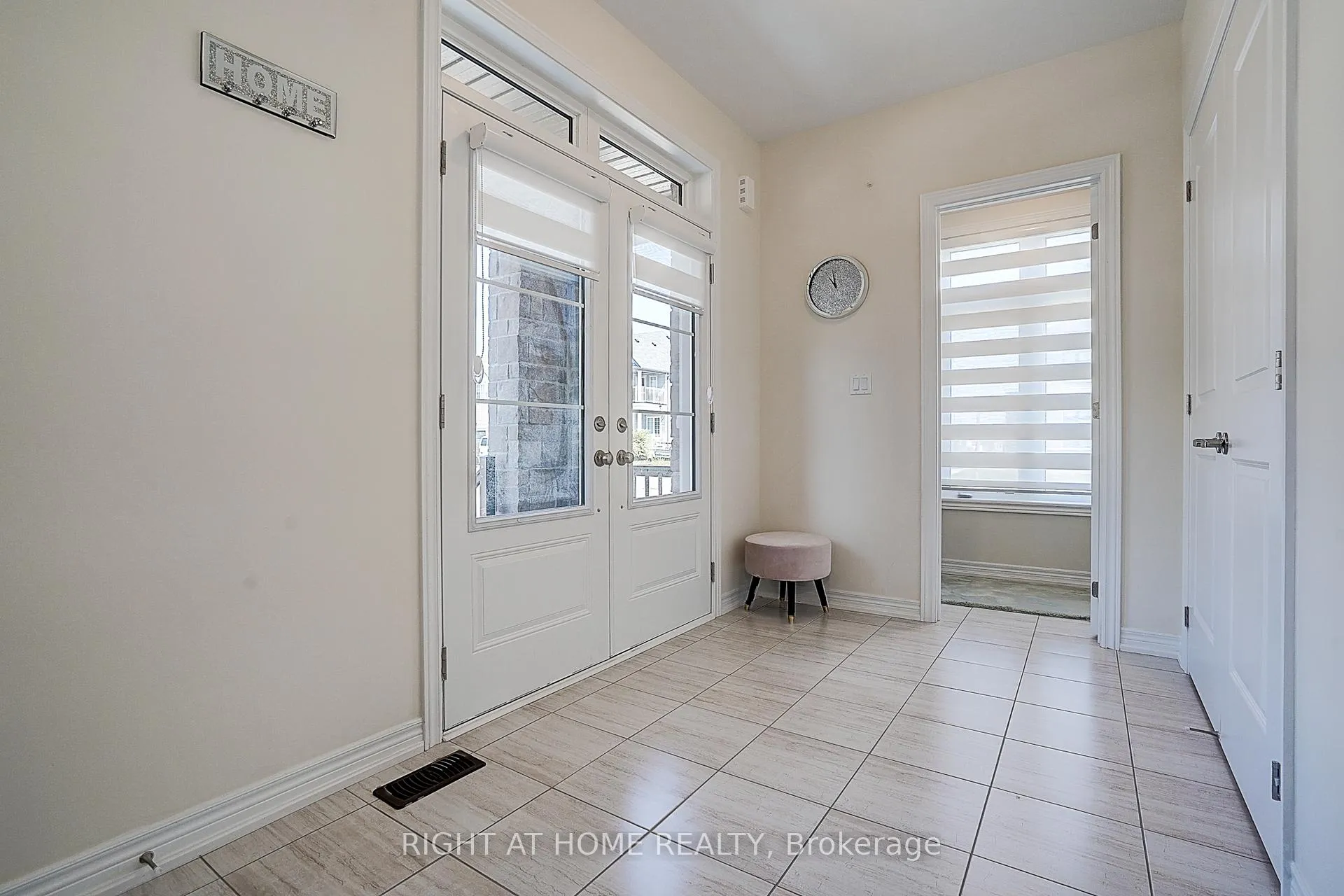 Photo 4 of 35 Bostock Drive, Georgina, Keswick South — HOMEH