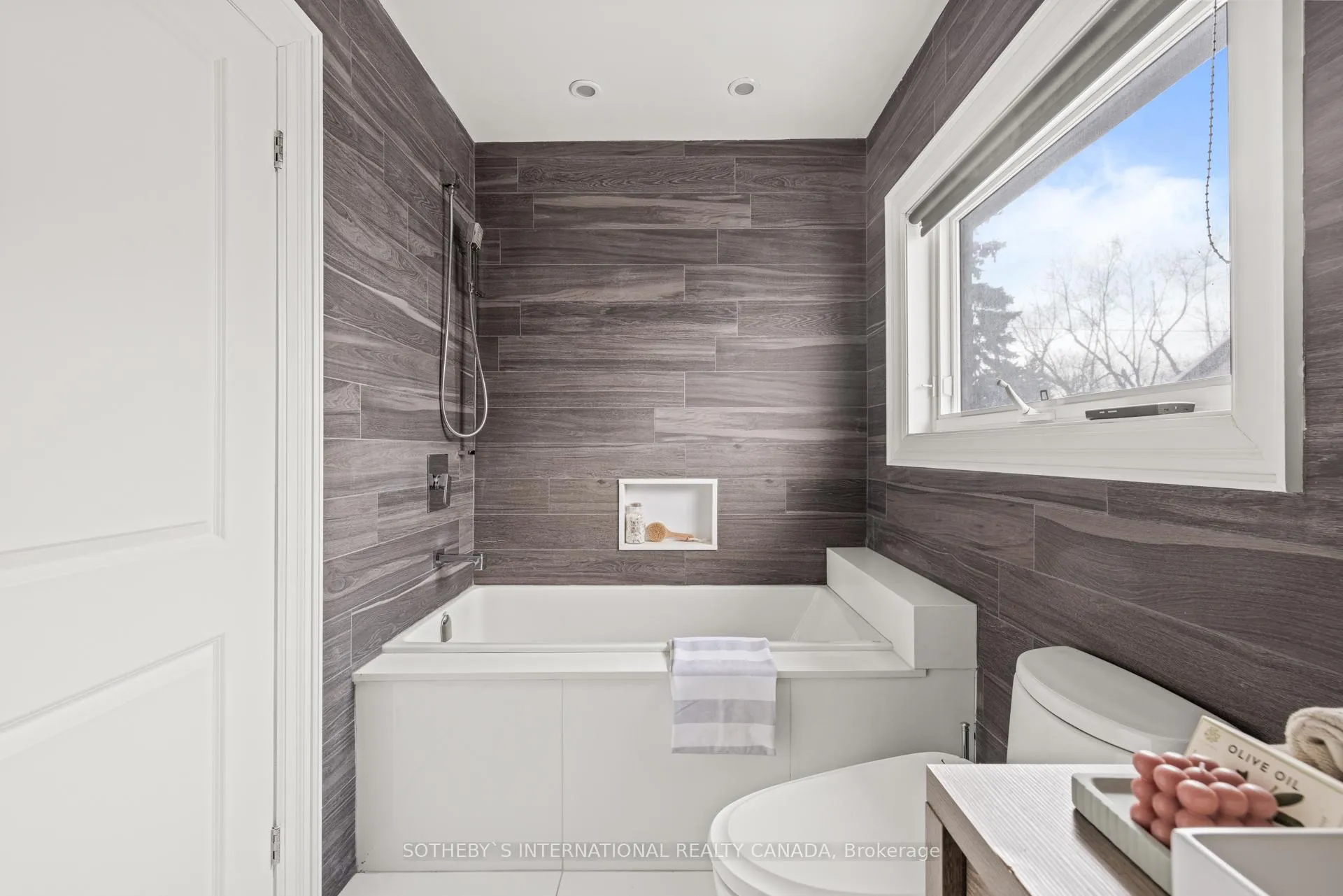 Photo 33 of 208 Hillhurst Boulevard, Toronto, Bedford Park-Nortown — HOMEH