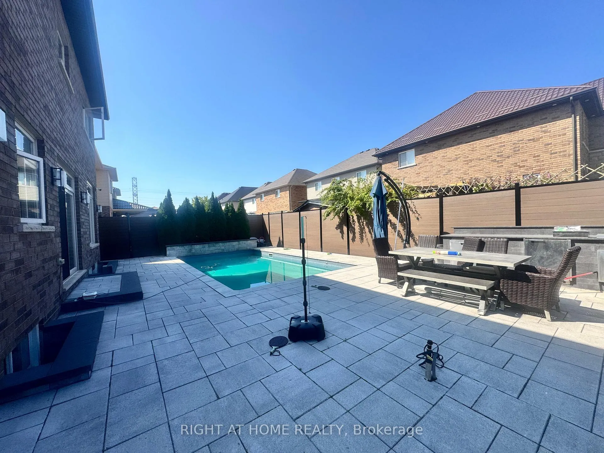 Photo 3 of 95 Hidden Ridge Crescent, Hamilton, Rural Glanbrook — HOMEH