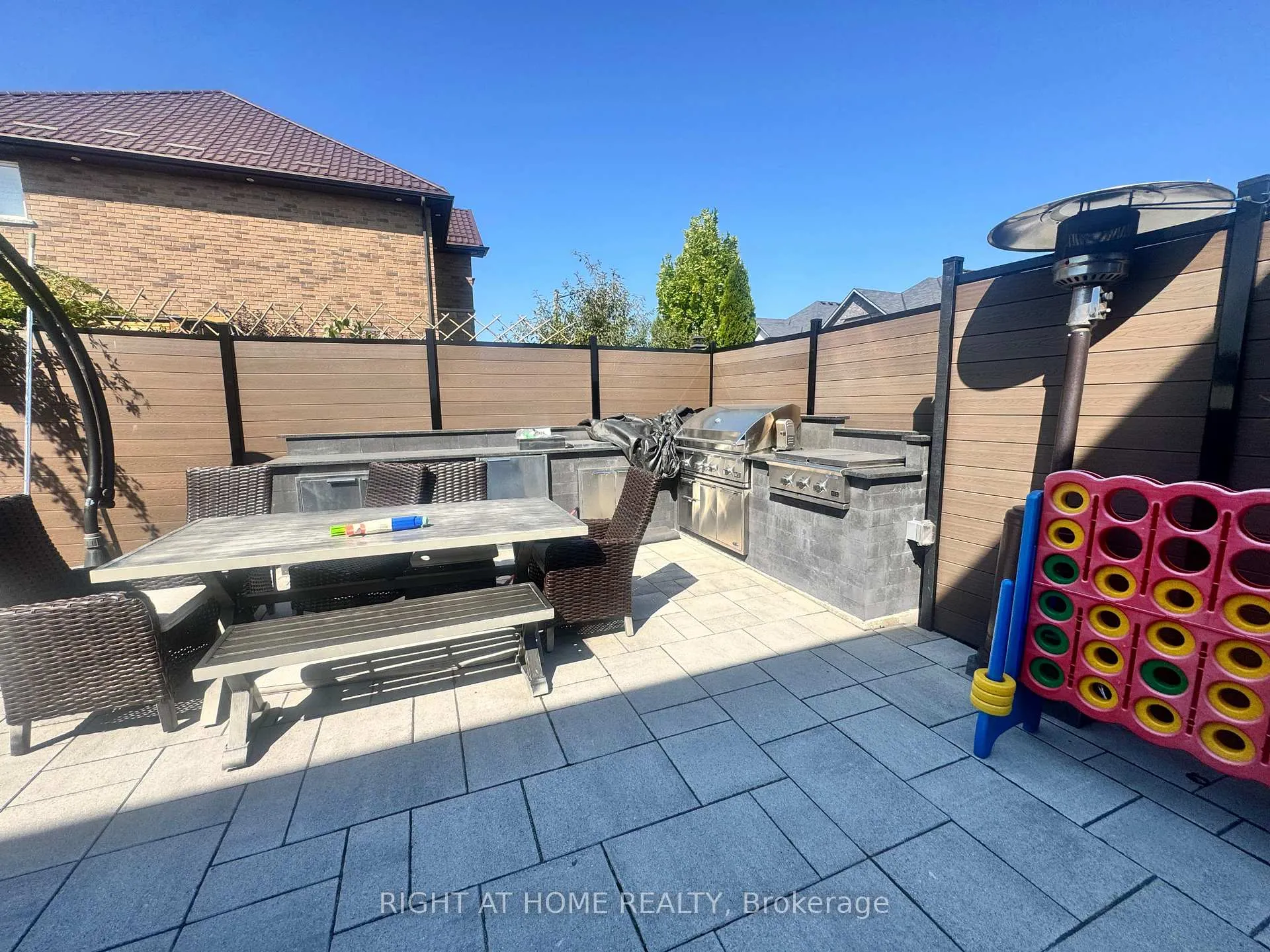 Photo 4 of 95 Hidden Ridge Crescent, Hamilton, Rural Glanbrook — HOMEH