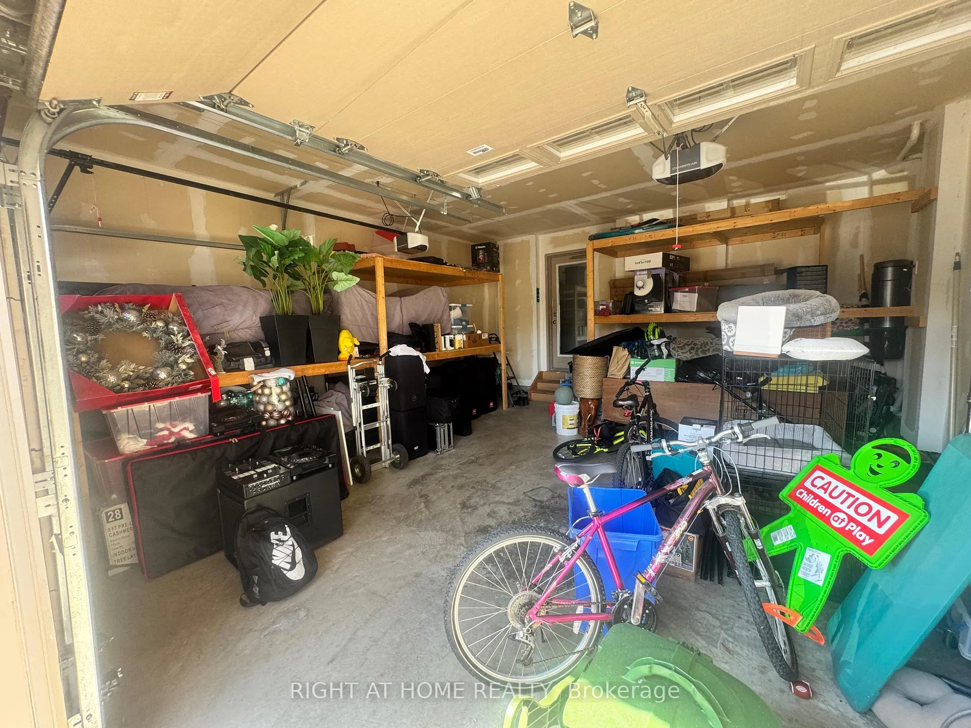 Photo 11 of 95 Hidden Ridge Crescent, Hamilton, Rural Glanbrook — HOMEH