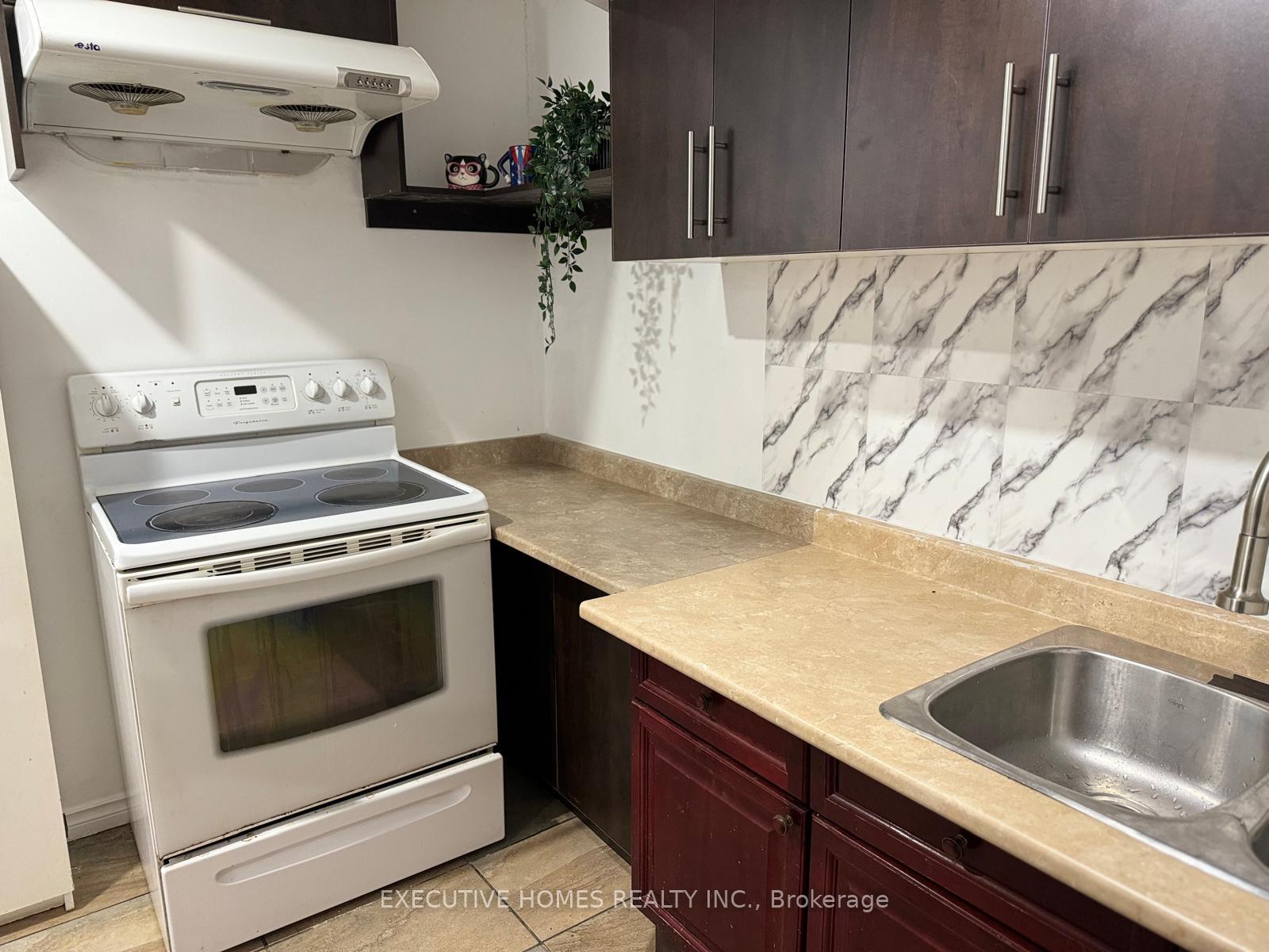 Photo 3 of 10 Glenhill Drive, Barrie, Painswick South — HOMEH