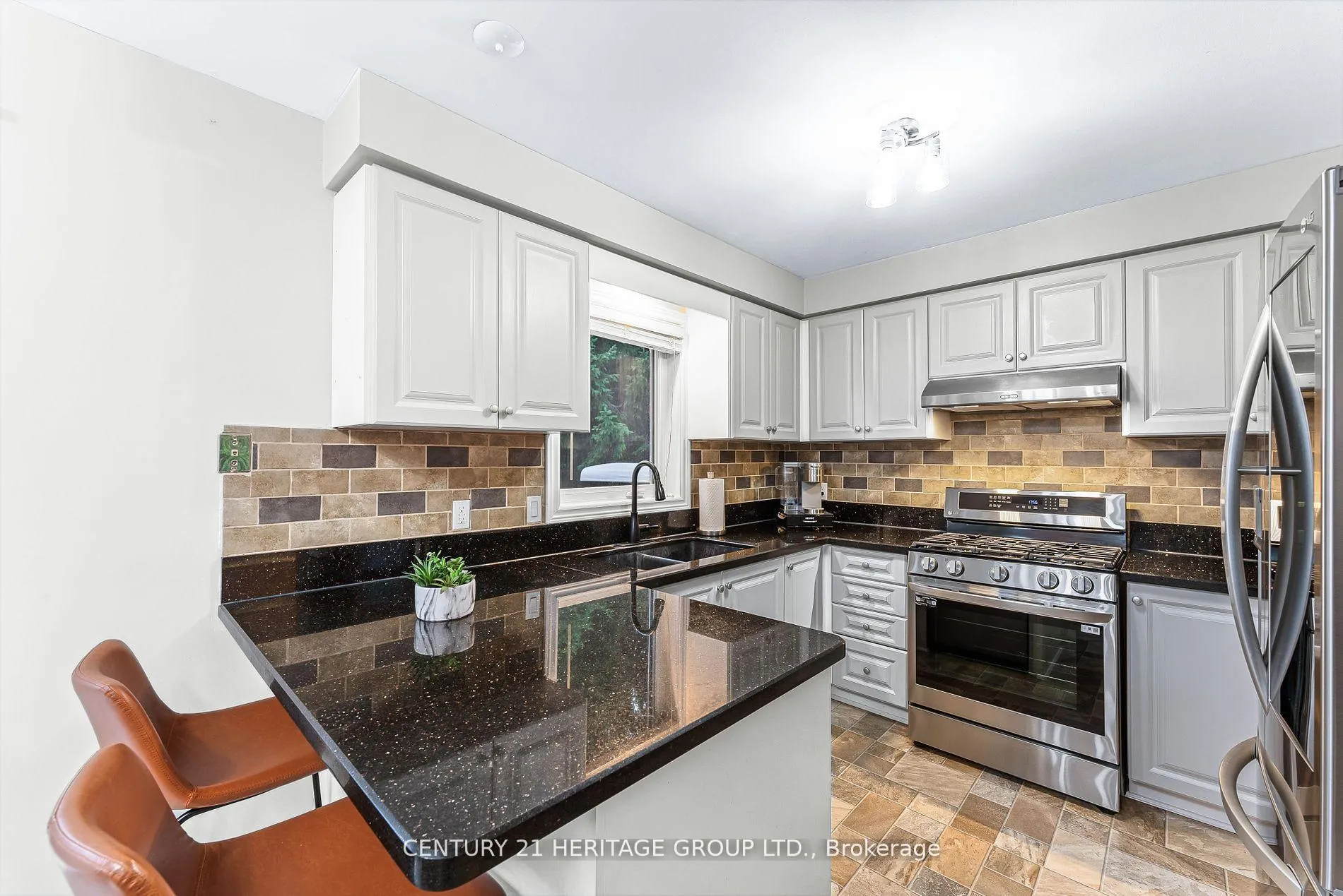 Photo 12 of 28 Balliston Road, Barrie, West Bayfield — HOMEH