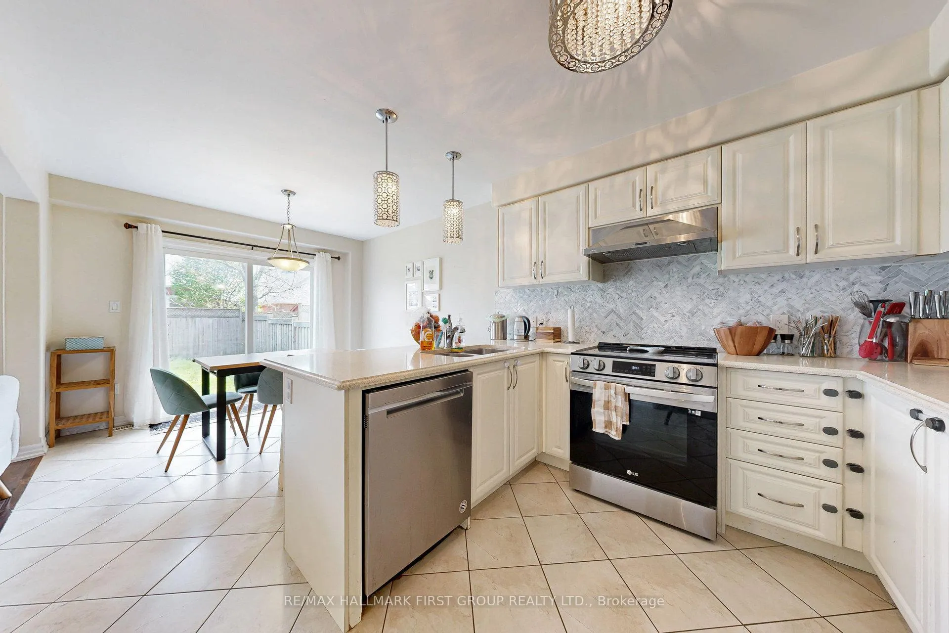 Photo 12 of 1727 Silverstone Crescent, Oshawa, Samac — HOMEH