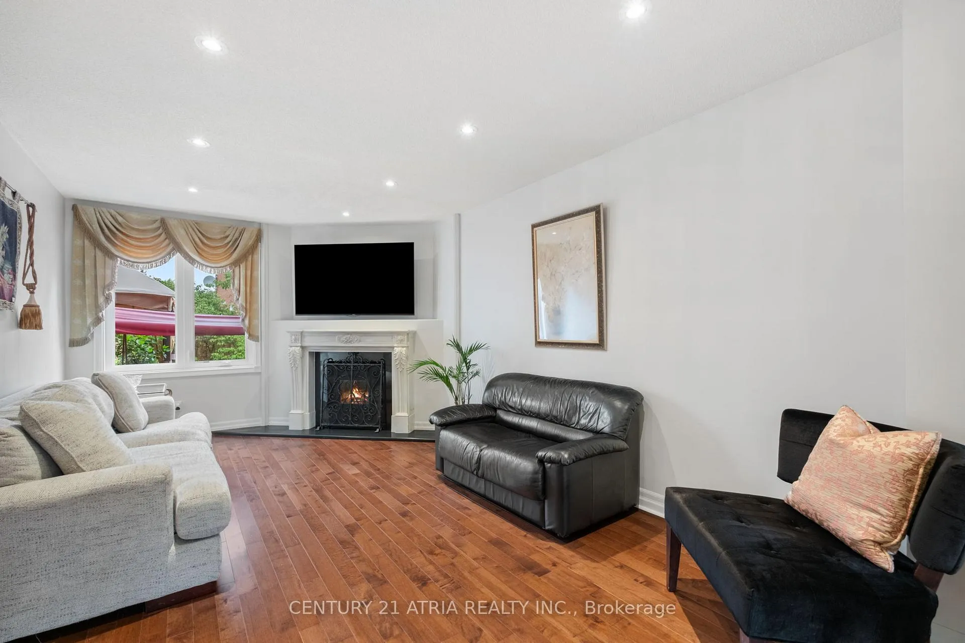 Photo 9 of 42 Fifefield Drive, Vaughan, Maple — HOMEH