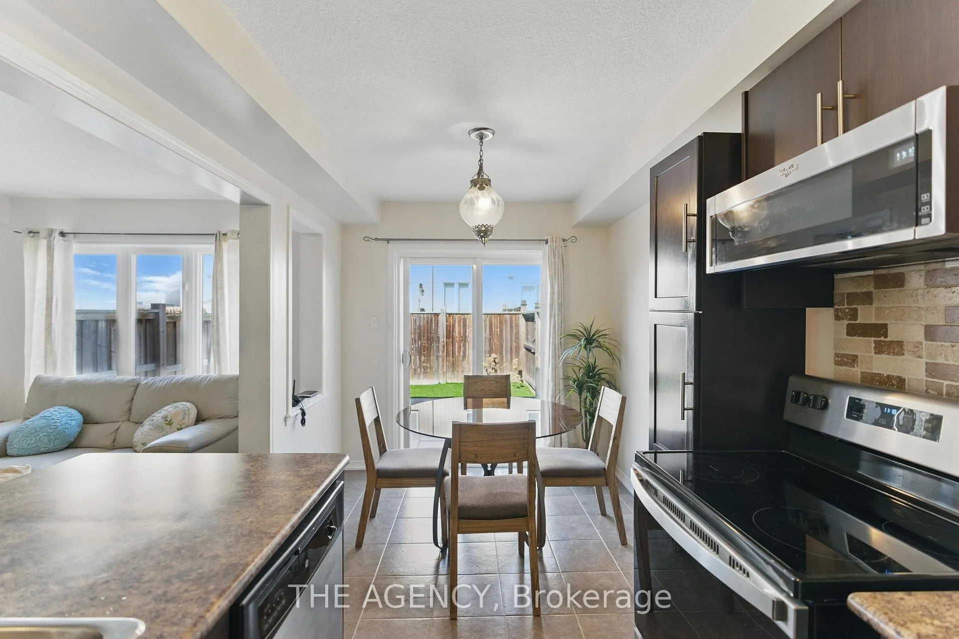 Photo 7 of 9 Lynch Crescent, Hamilton, Binbrook — HOMEH