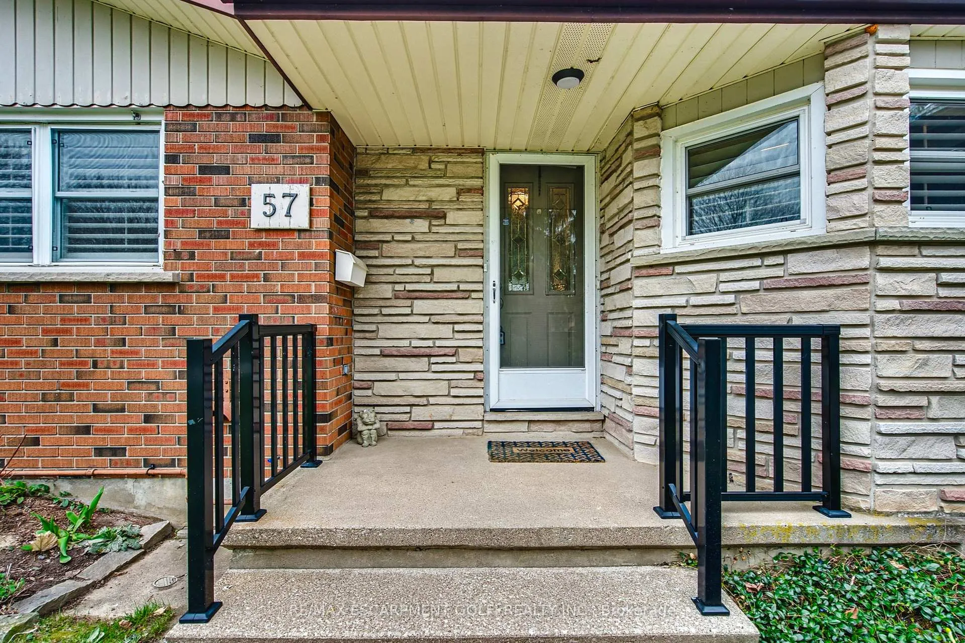 Photo 4 of 57 Richelieu Drive, St. Catharines, Vine/Linwell — HOMEH