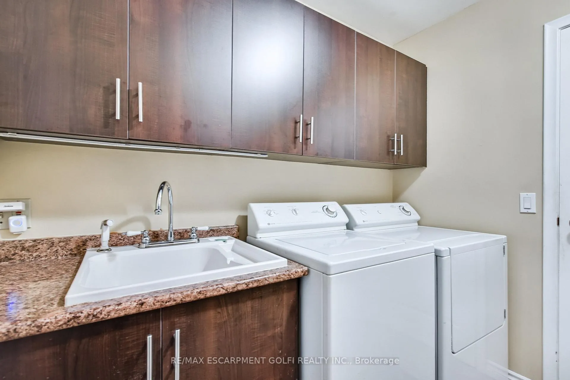 Photo 16 of 57 Richelieu Drive, St. Catharines, Vine/Linwell — HOMEH