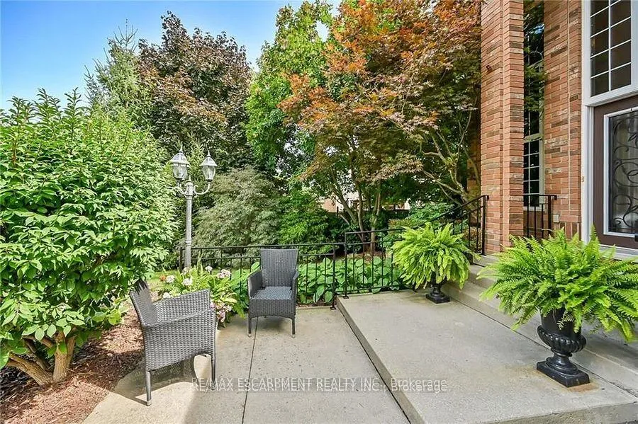 Photo 3 of 15 Pelham Drive, Hamilton, Meadowlands — HOMEH