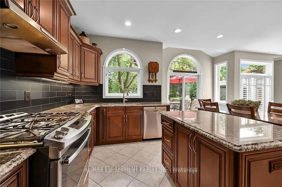 Photo 9 of 15 Pelham Drive, Hamilton, Meadowlands — HOMEH