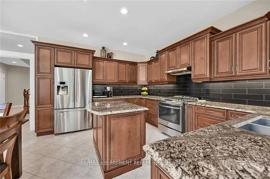 Photo 10 of 15 Pelham Drive, Hamilton, Meadowlands — HOMEH