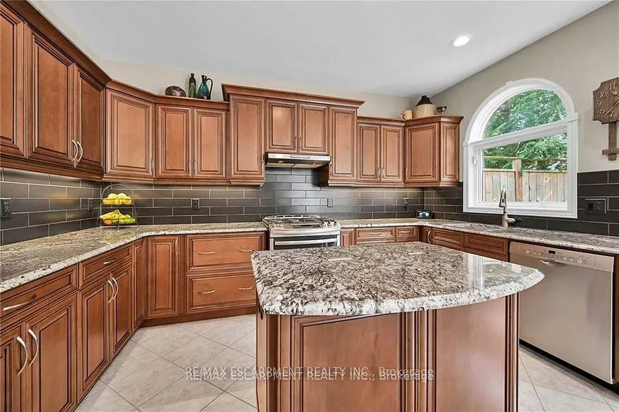 Photo 11 of 15 Pelham Drive, Hamilton, Meadowlands — HOMEH
