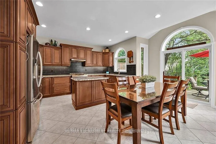Photo 12 of 15 Pelham Drive, Hamilton, Meadowlands — HOMEH