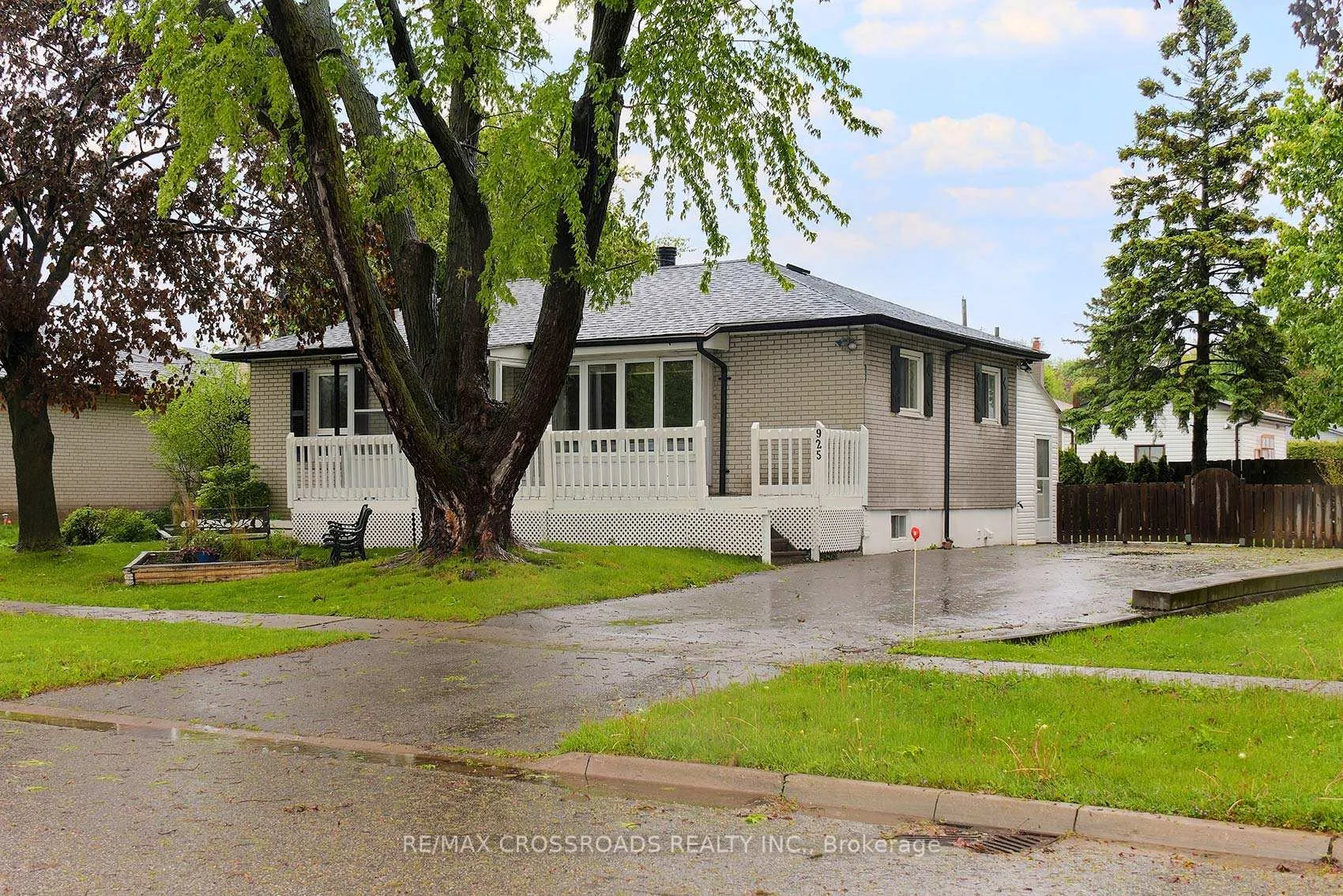Front of 925 Annes Street