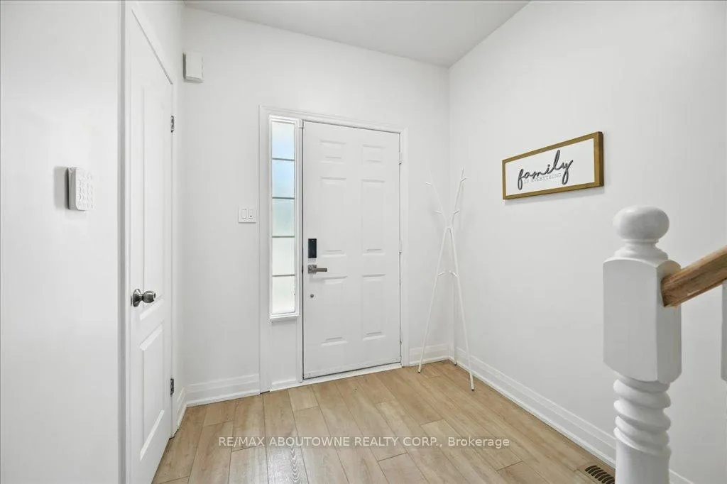 Photo 3 of 31 Olivia Place, Hamilton, Ancaster — HOMEH