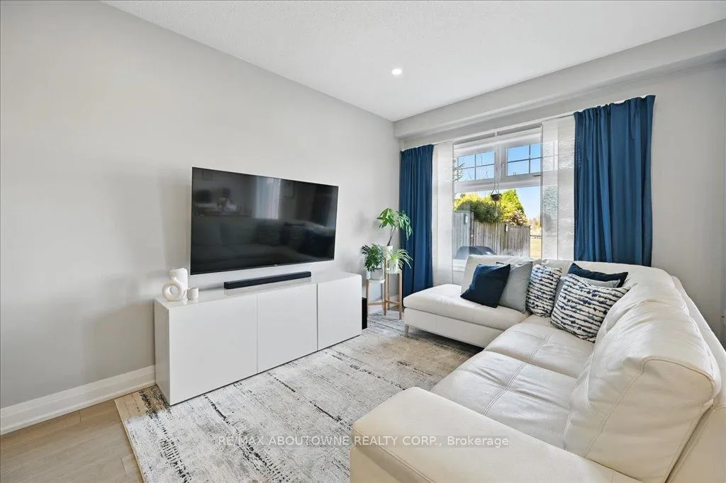 Photo 7 of 31 Olivia Place, Hamilton, Ancaster — HOMEH