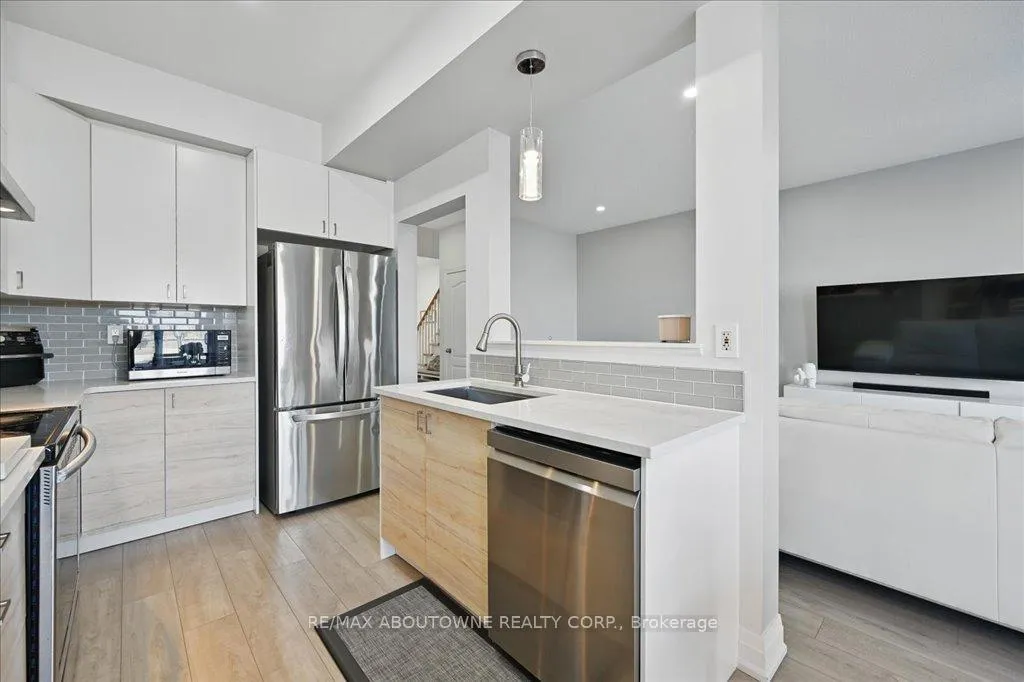 Photo 13 of 31 Olivia Place, Hamilton, Ancaster — HOMEH