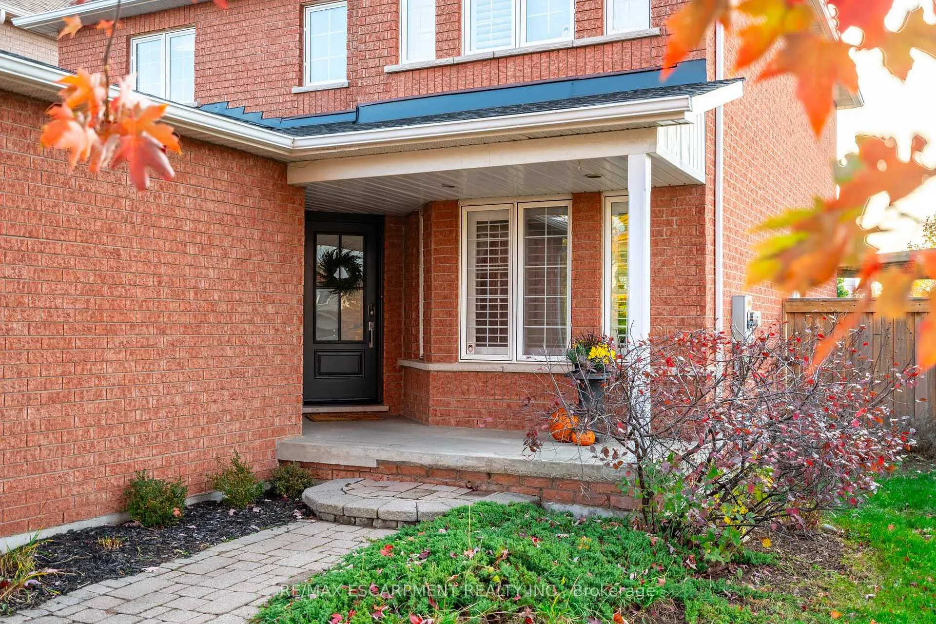 Photo 3 of 2 Fenwick Place, Hamilton, Waterdown — HOMEH
