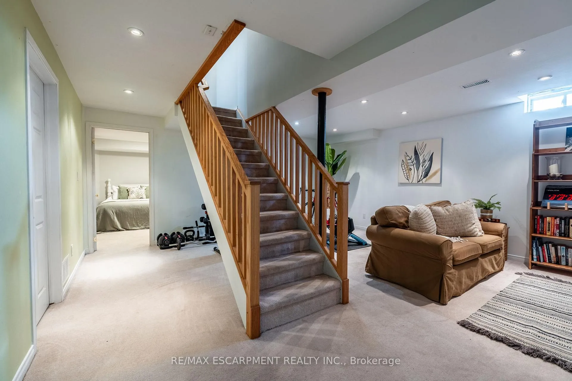 Photo 33 of 2 Fenwick Place, Hamilton, Waterdown — HOMEH