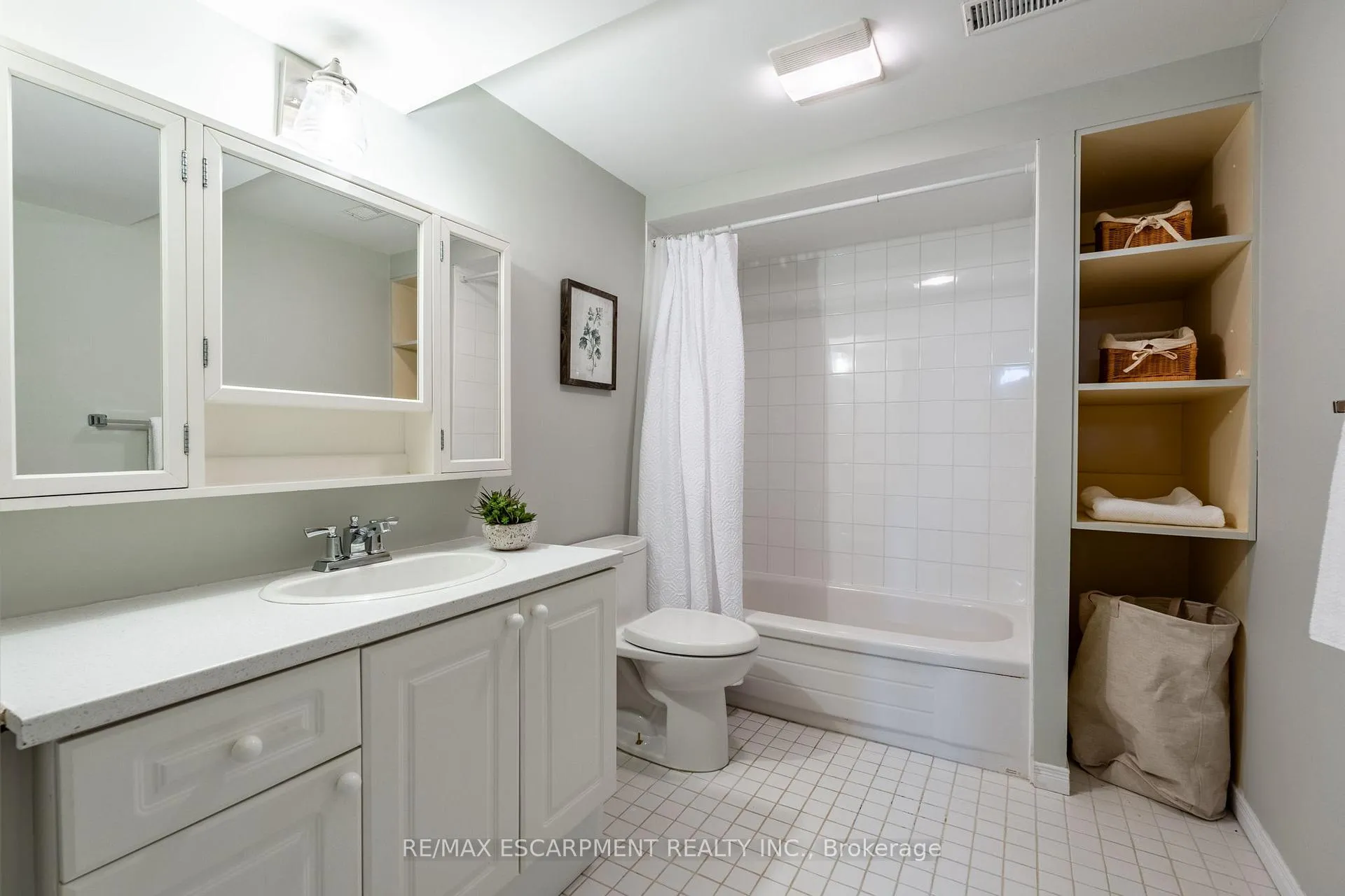 Photo 37 of 2 Fenwick Place, Hamilton, Waterdown — HOMEH