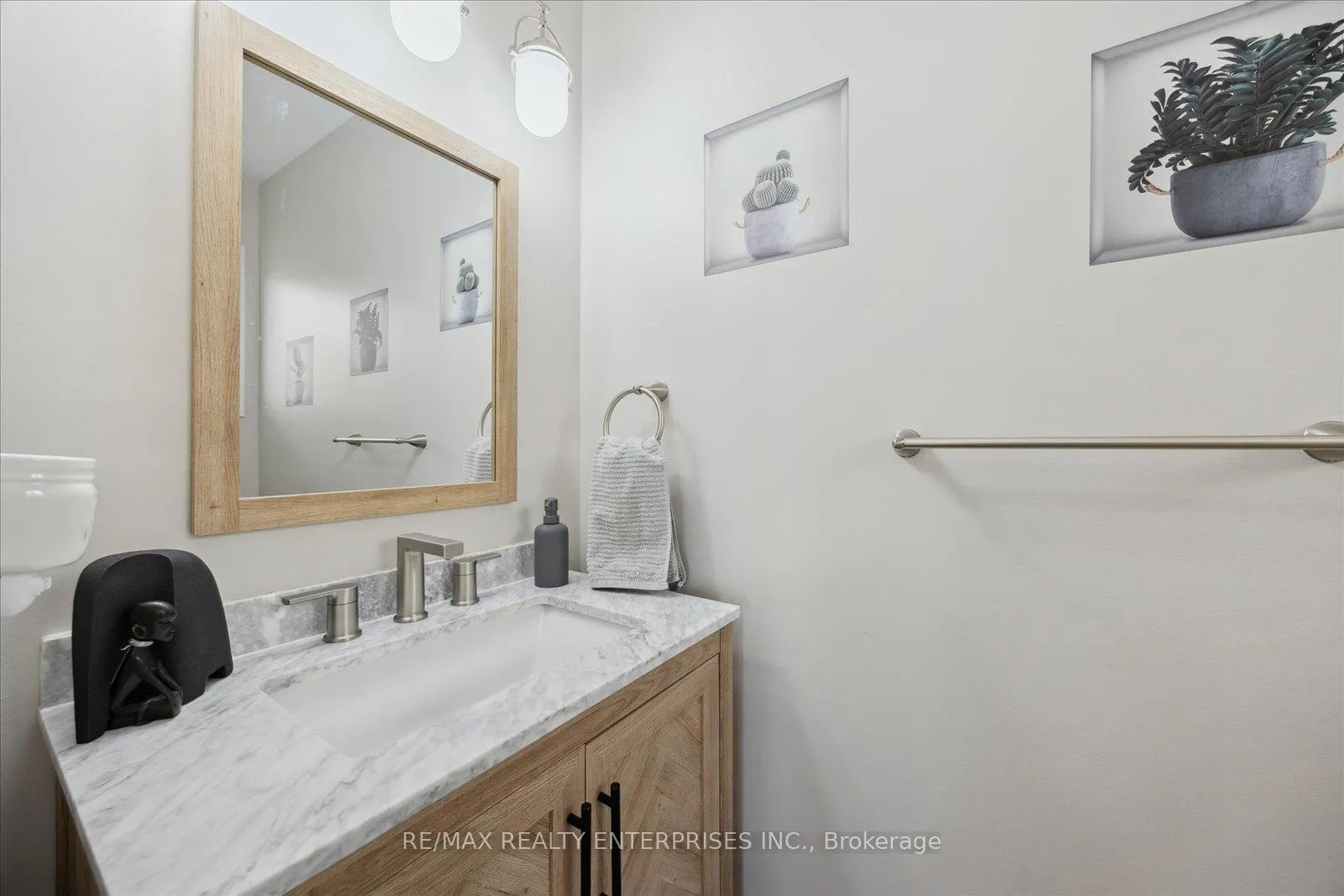 Photo 21 of 23 Dadson Drive, Clarington, Bowmanville — HOMEH