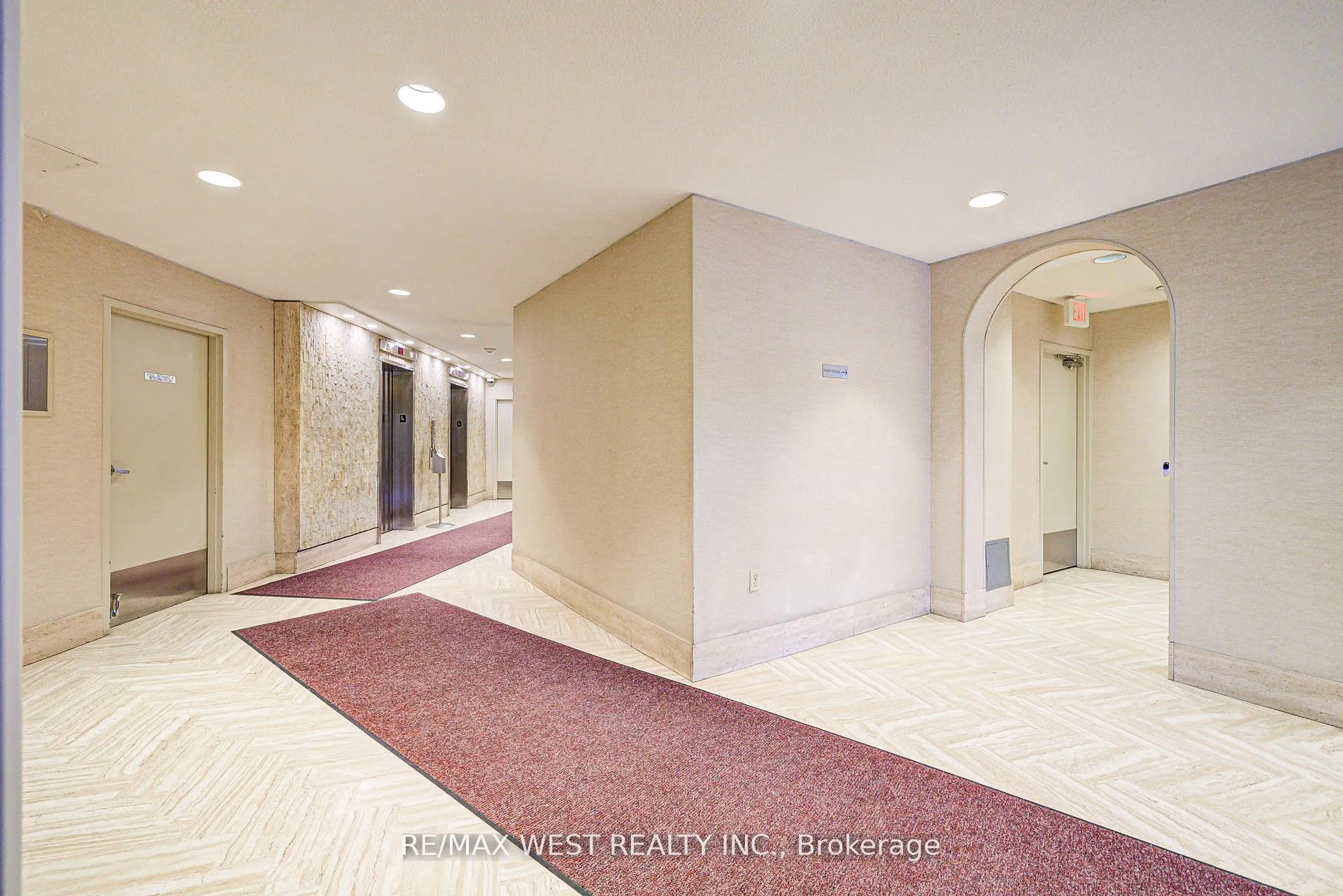 Photo 5 of Unit 906, 150 Neptune Drive, Toronto, Englemount-Lawrence — HOMEH