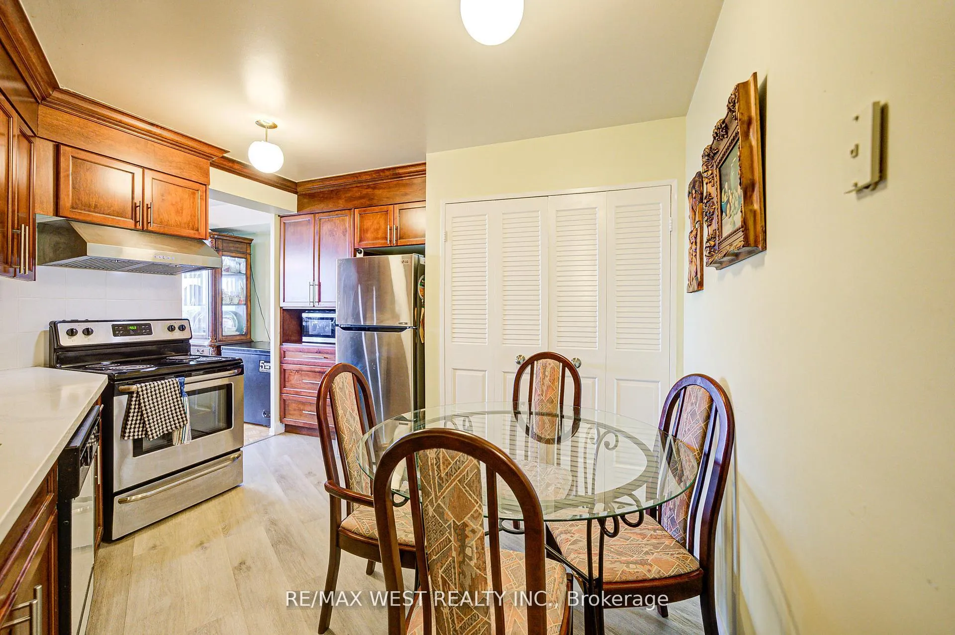 Photo 13 of Unit 906, 150 Neptune Drive, Toronto, Englemount-Lawrence — HOMEH