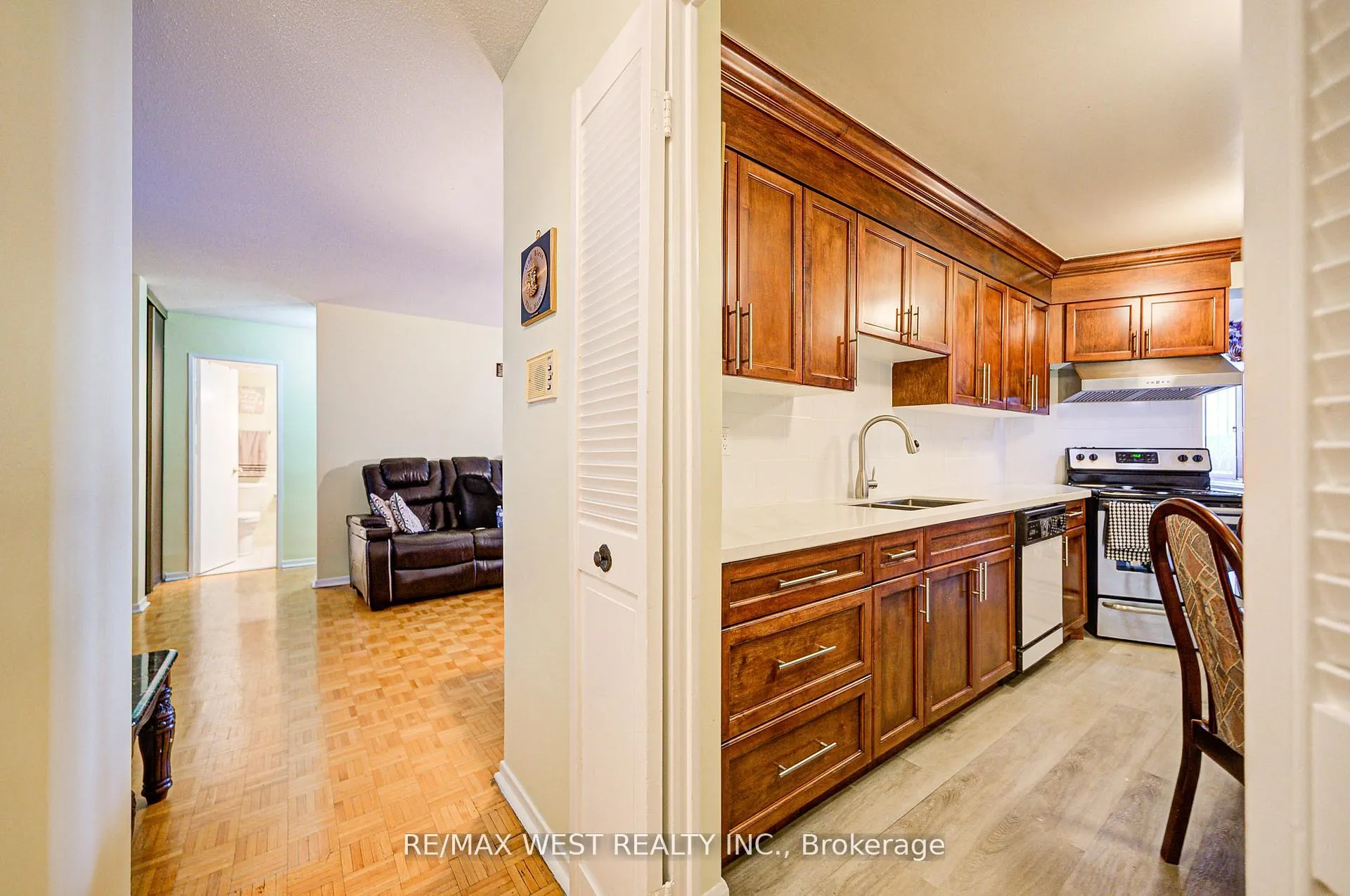 Photo 17 of Unit 906, 150 Neptune Drive, Toronto, Englemount-Lawrence — HOMEH