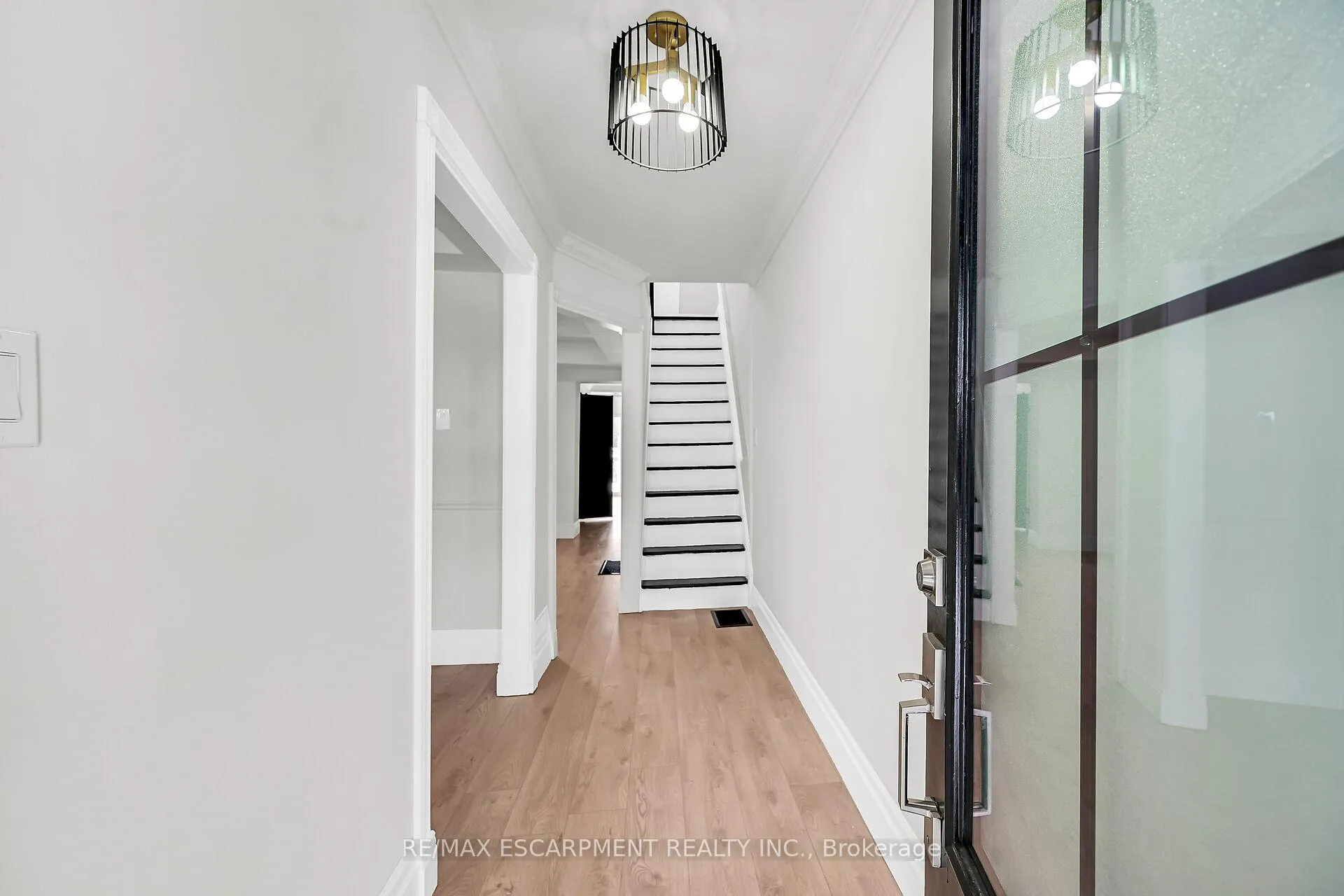 Photo 5 of 117 Rosslyn Avenue N, Hamilton, Crown Point — HOMEH