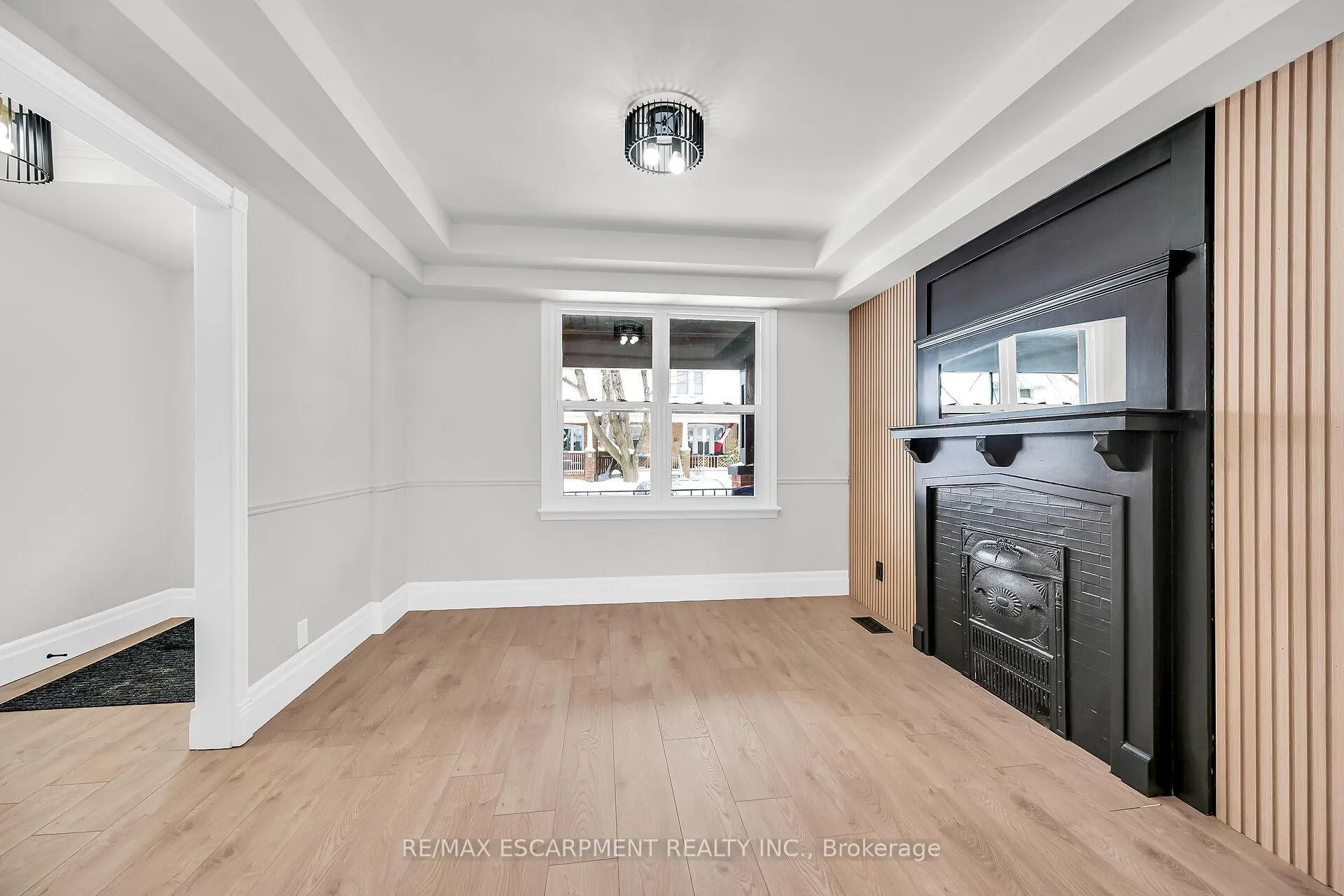 Photo 8 of 117 Rosslyn Avenue N, Hamilton, Crown Point — HOMEH