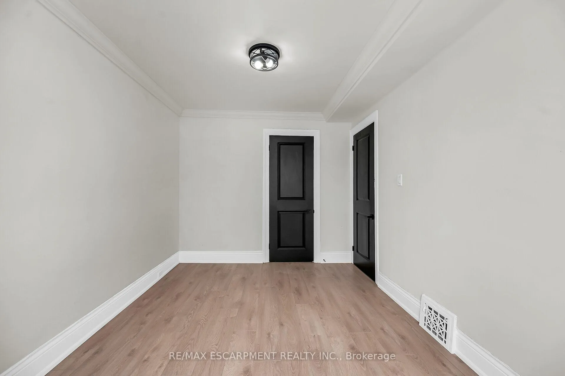 Photo 25 of 117 Rosslyn Avenue N, Hamilton, Crown Point — HOMEH