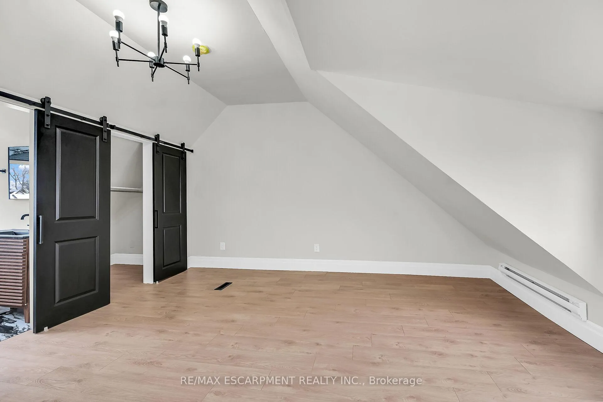 Photo 29 of 117 Rosslyn Avenue N, Hamilton, Crown Point — HOMEH