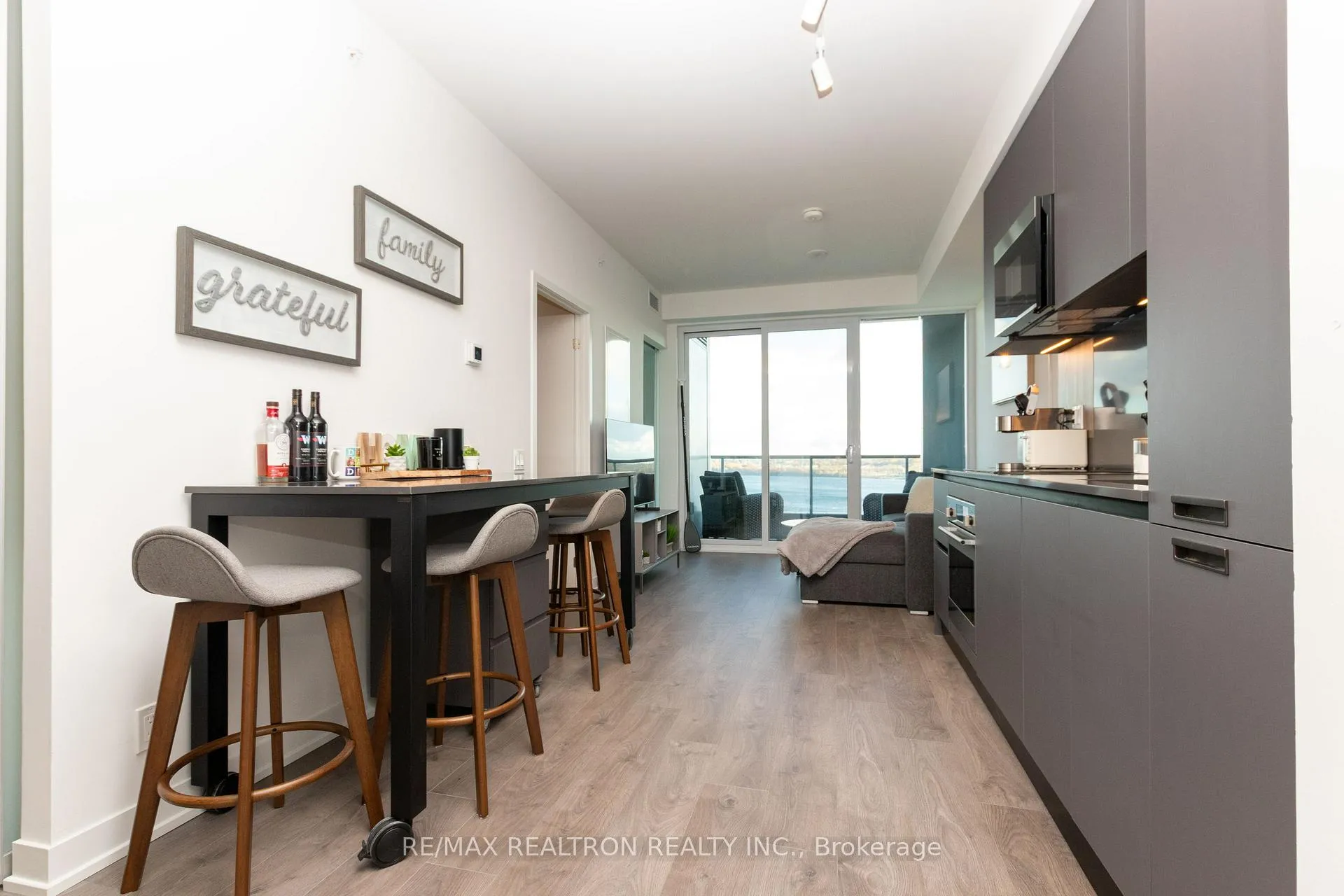 Photo 8 of Unit 1509, 39 Mary Street, Barrie, City Centre — HOMEH