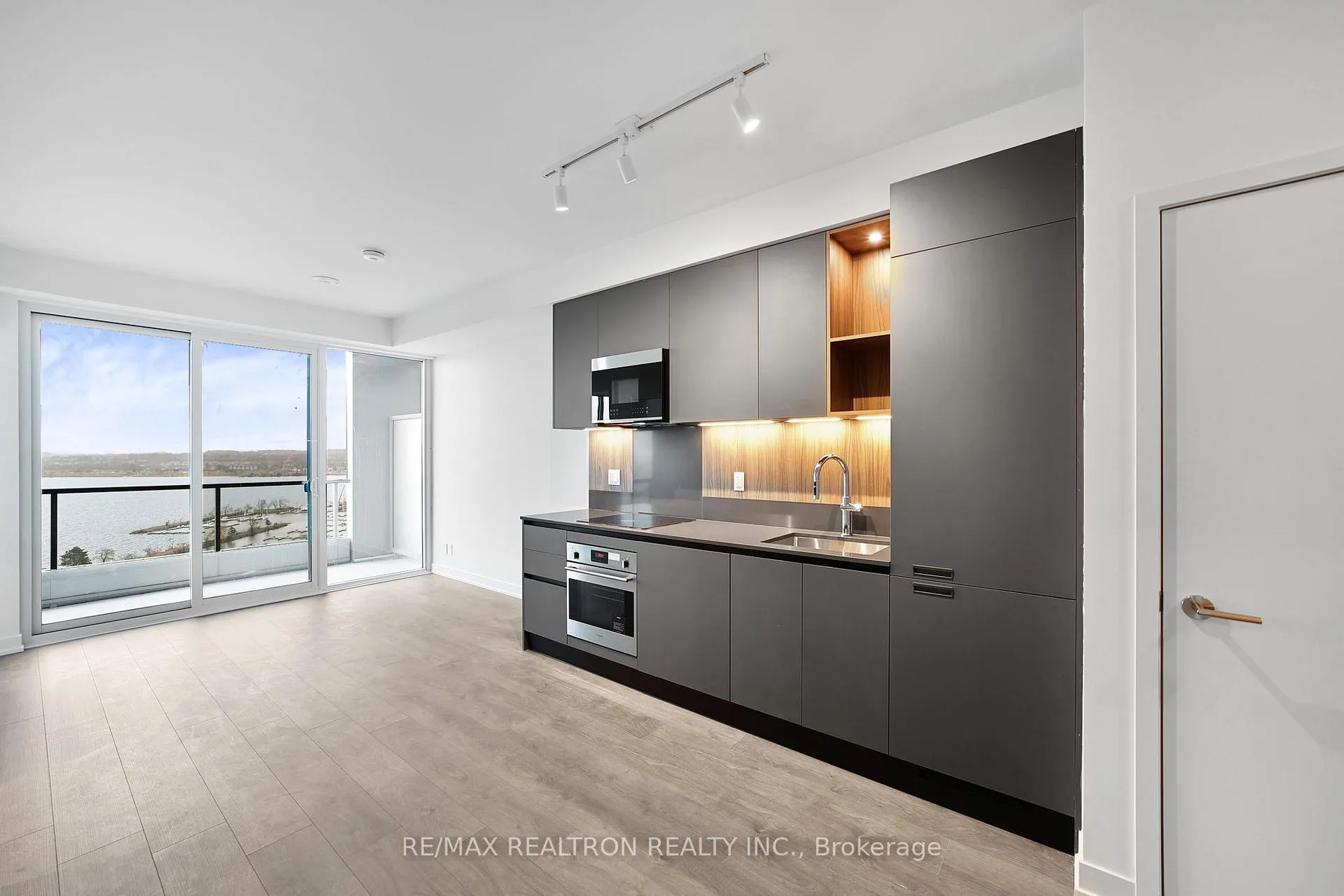 Photo 9 of Unit 1509, 39 Mary Street, Barrie, City Centre — HOMEH