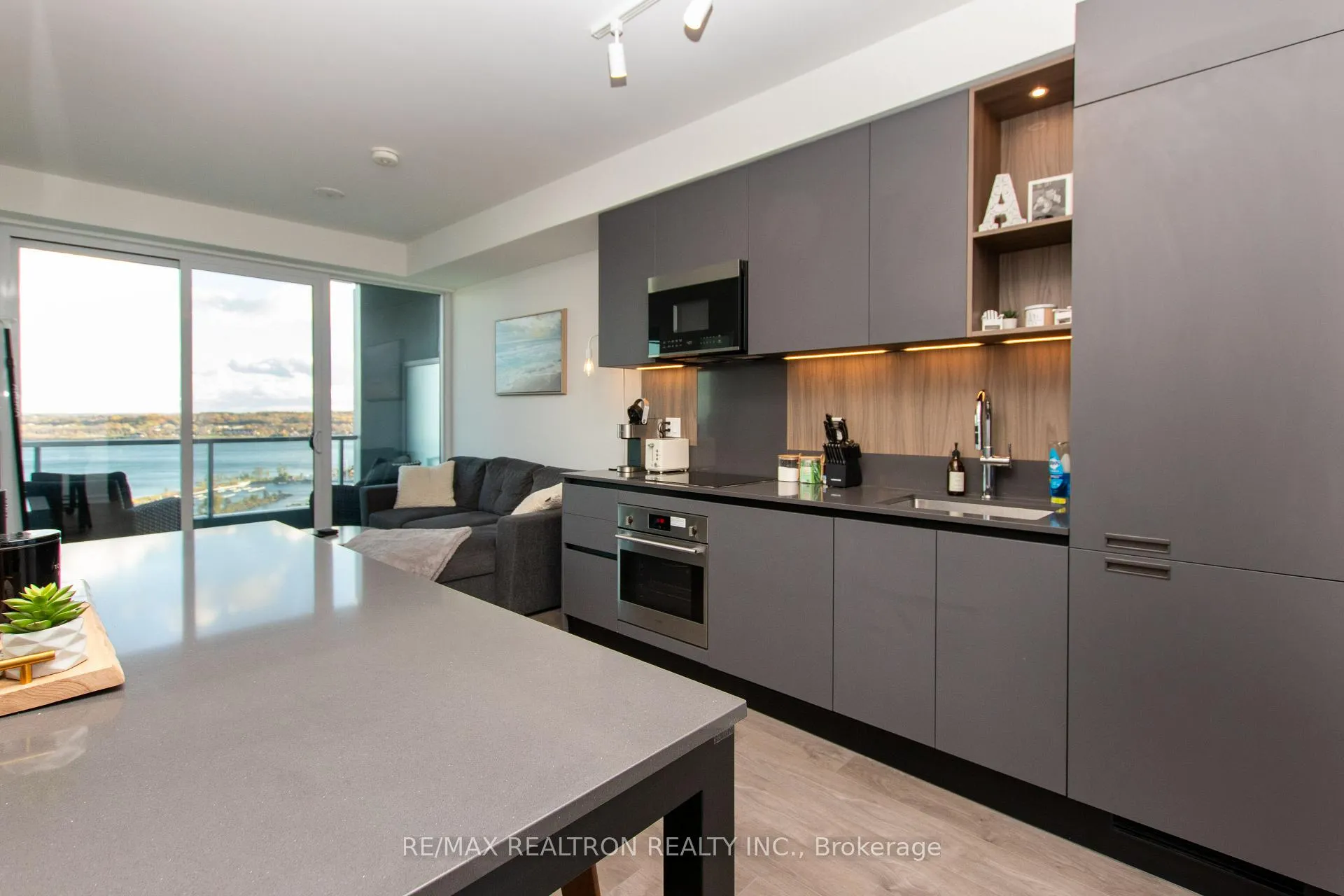 Photo 10 of Unit 1509, 39 Mary Street, Barrie, City Centre — HOMEH