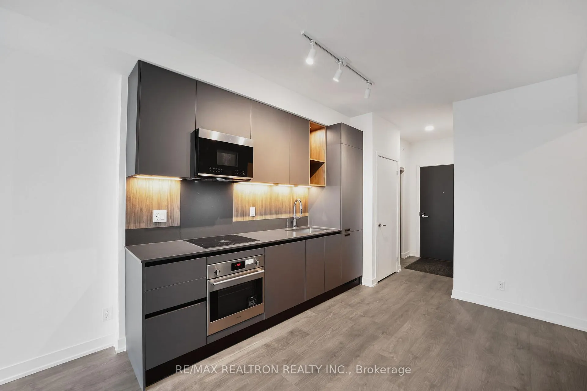 Photo 19 of Unit 1509, 39 Mary Street, Barrie, City Centre — HOMEH