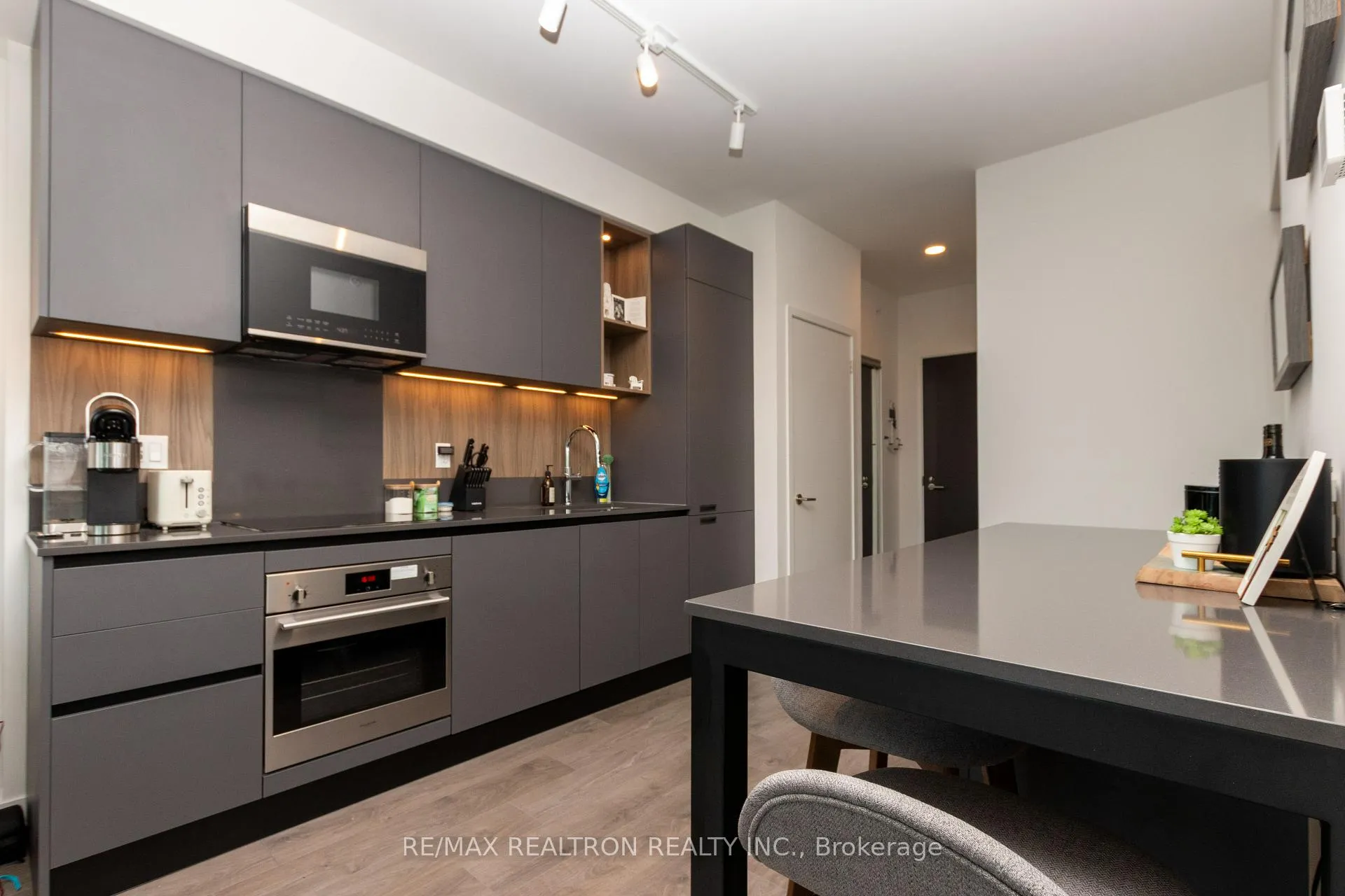 Photo 20 of Unit 1509, 39 Mary Street, Barrie, City Centre — HOMEH