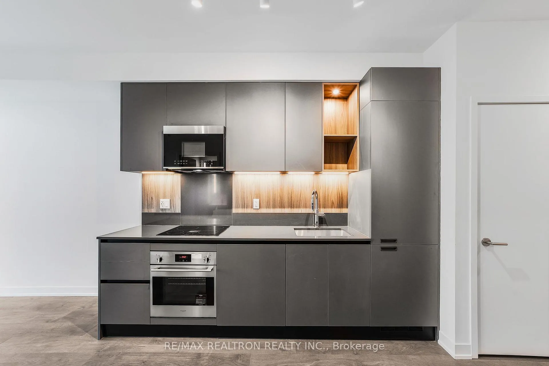 Photo 21 of Unit 1509, 39 Mary Street, Barrie, City Centre — HOMEH