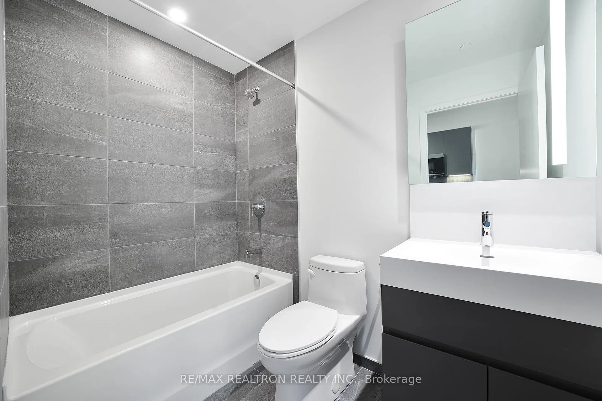Photo 23 of Unit 1509, 39 Mary Street, Barrie, City Centre — HOMEH
