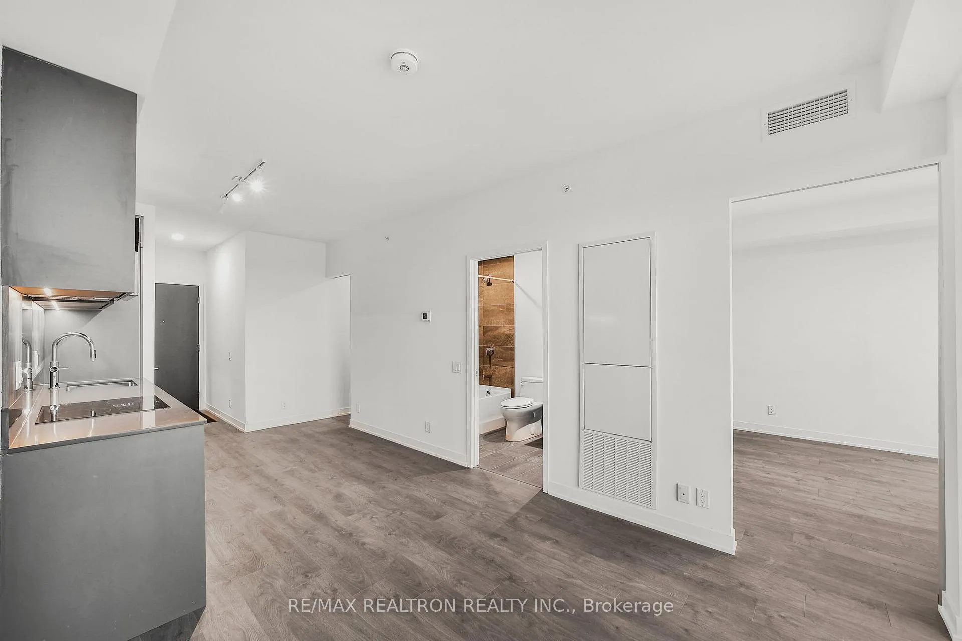 Photo 24 of Unit 1509, 39 Mary Street, Barrie, City Centre — HOMEH